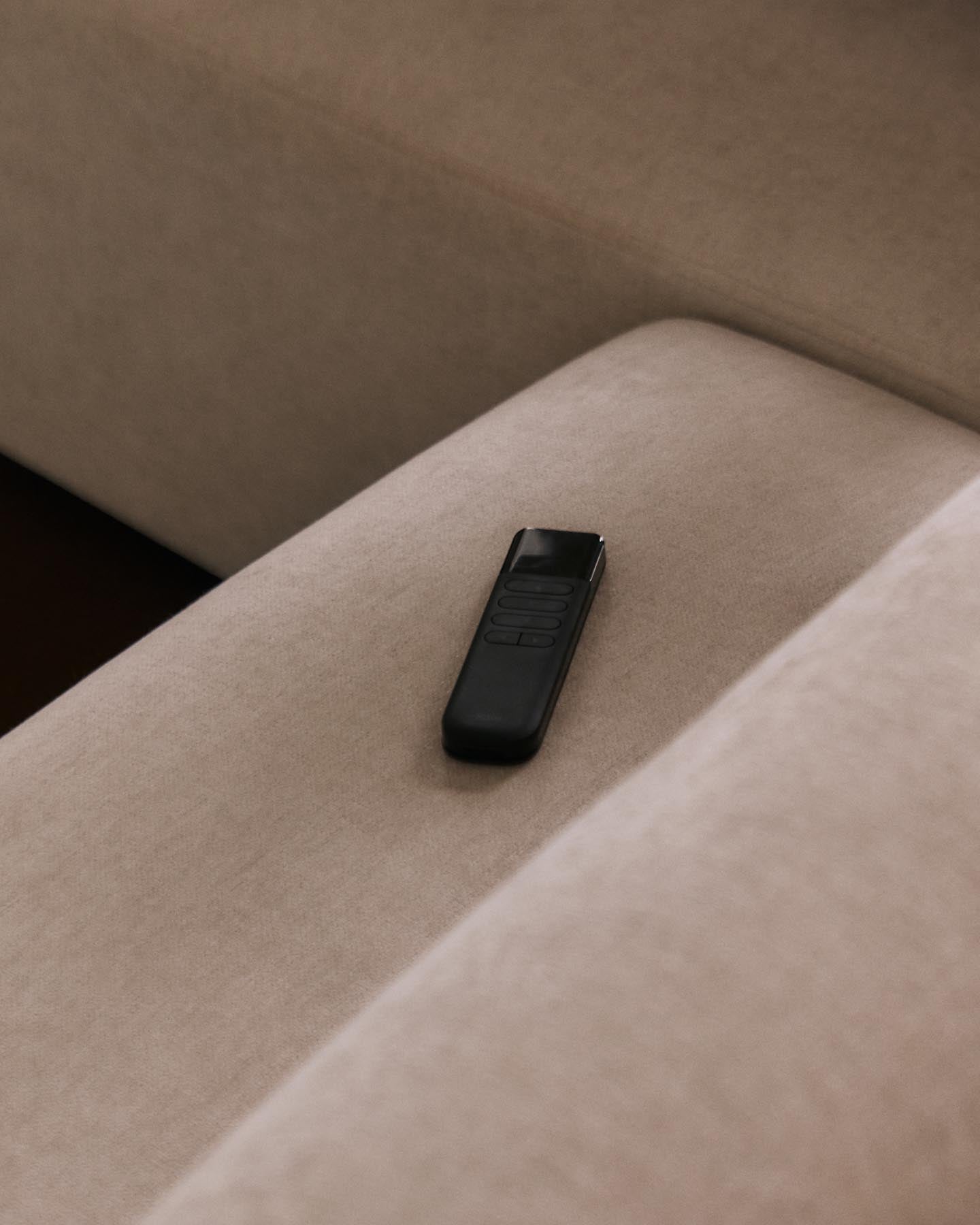 3-Sitzer-Sofa Lares mit elektrisch ausfahrbaren Sitzen und verstellbarer Kopfstütze in beiger Chenille, 240 cm in Beige präsentiert im Onlineshop von KAQTU Design AG. 3er Sofa ist von Kave Home