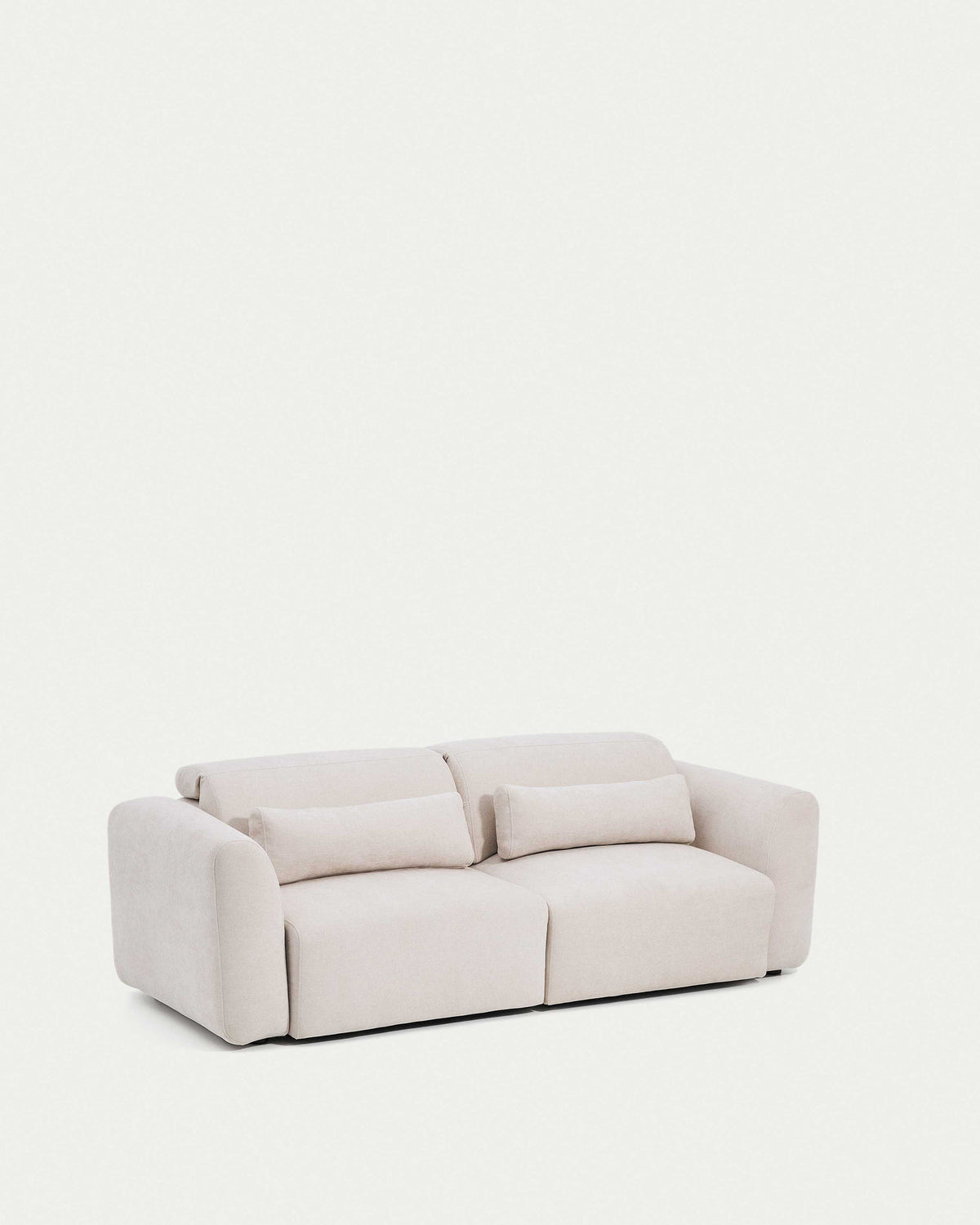 3-Sitzer-Sofa Lares mit elektrisch ausfahrbaren Sitzen und verstellbarer Kopfstütze in beiger Chenille, 240 cm in Beige präsentiert im Onlineshop von KAQTU Design AG. 3er Sofa ist von Kave Home