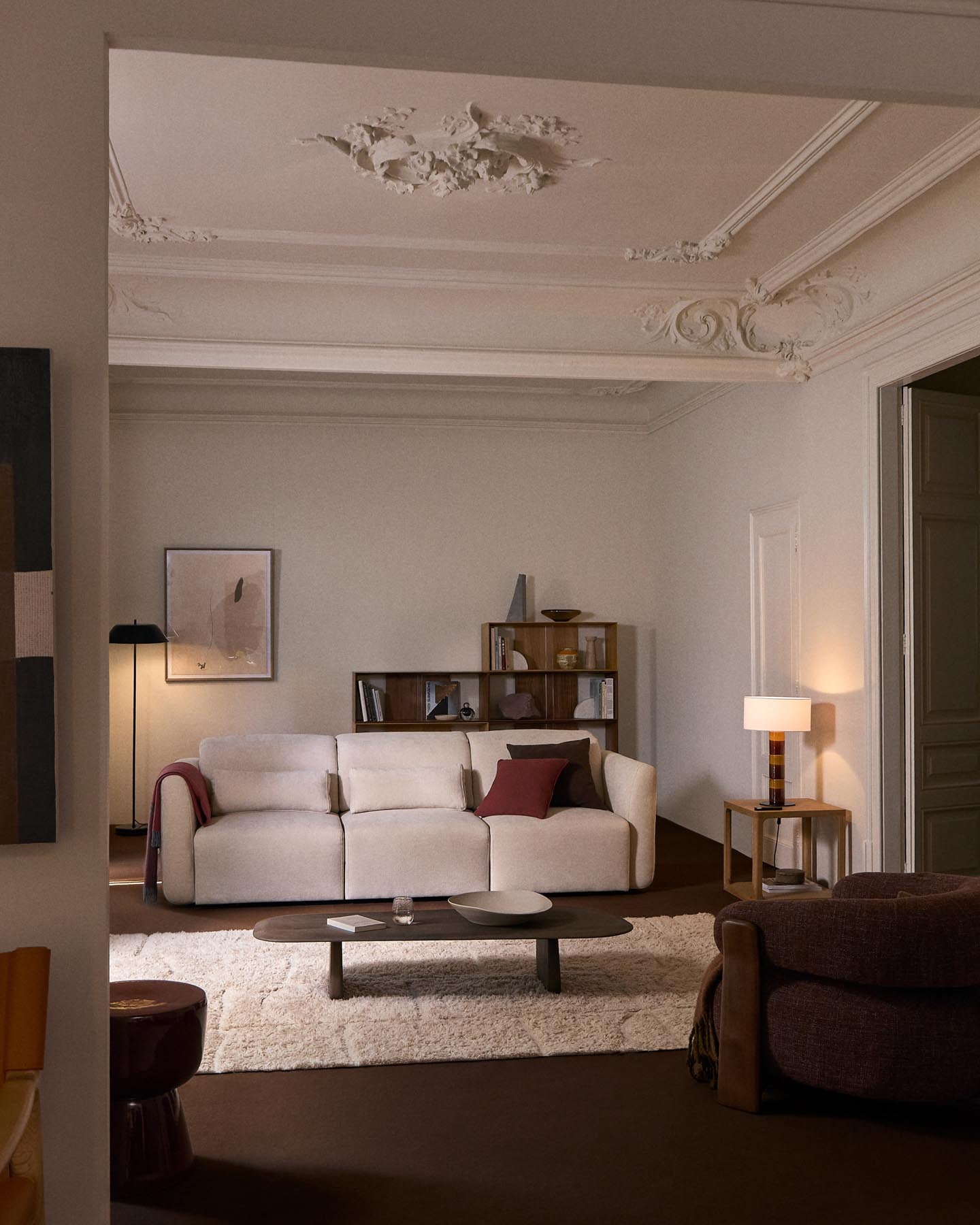 3-Sitzer-Sofa Lares mit elektrisch ausfahrbaren Sitzen und verstellbarer Kopfstütze in beiger Chenille, 255 cm in Beige präsentiert im Onlineshop von KAQTU Design AG. 3er Sofa ist von Kave Home