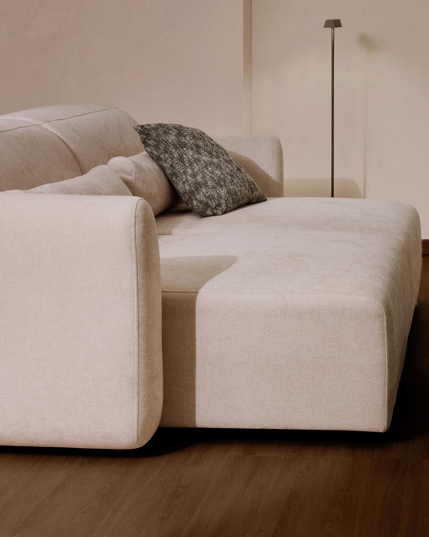 4-Sitzer-Sofa Lares mit elektrisch ausfahrbaren Sitzen und verstellbarer Kopfstütze in beiger Chenille, 290 cm in Beige präsentiert im Onlineshop von KAQTU Design AG. 4er Sofa ist von Kave Home