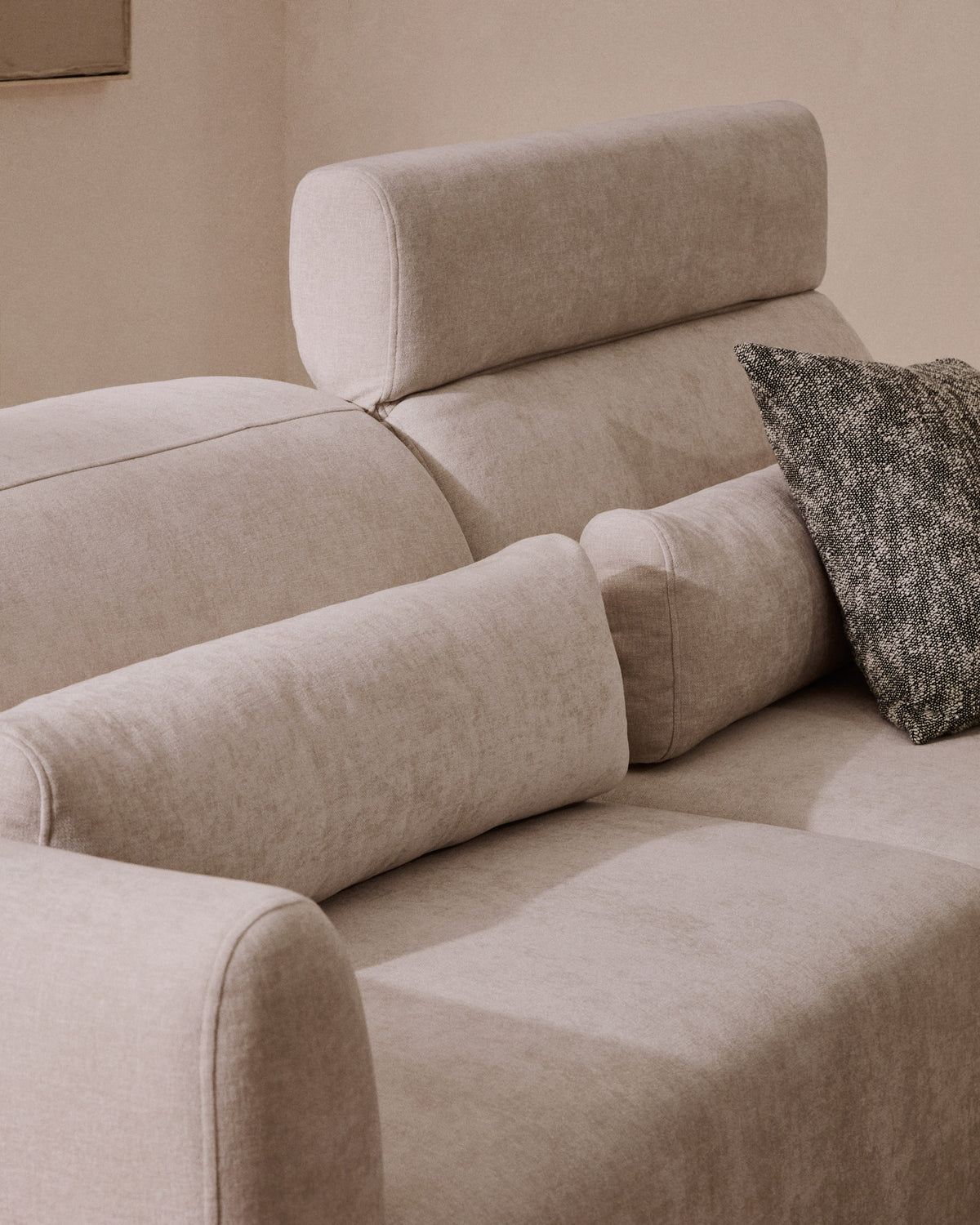 Beiges 4er Sofa Lares aus Chenille mit Kopfstützen und schwarzen Beinen