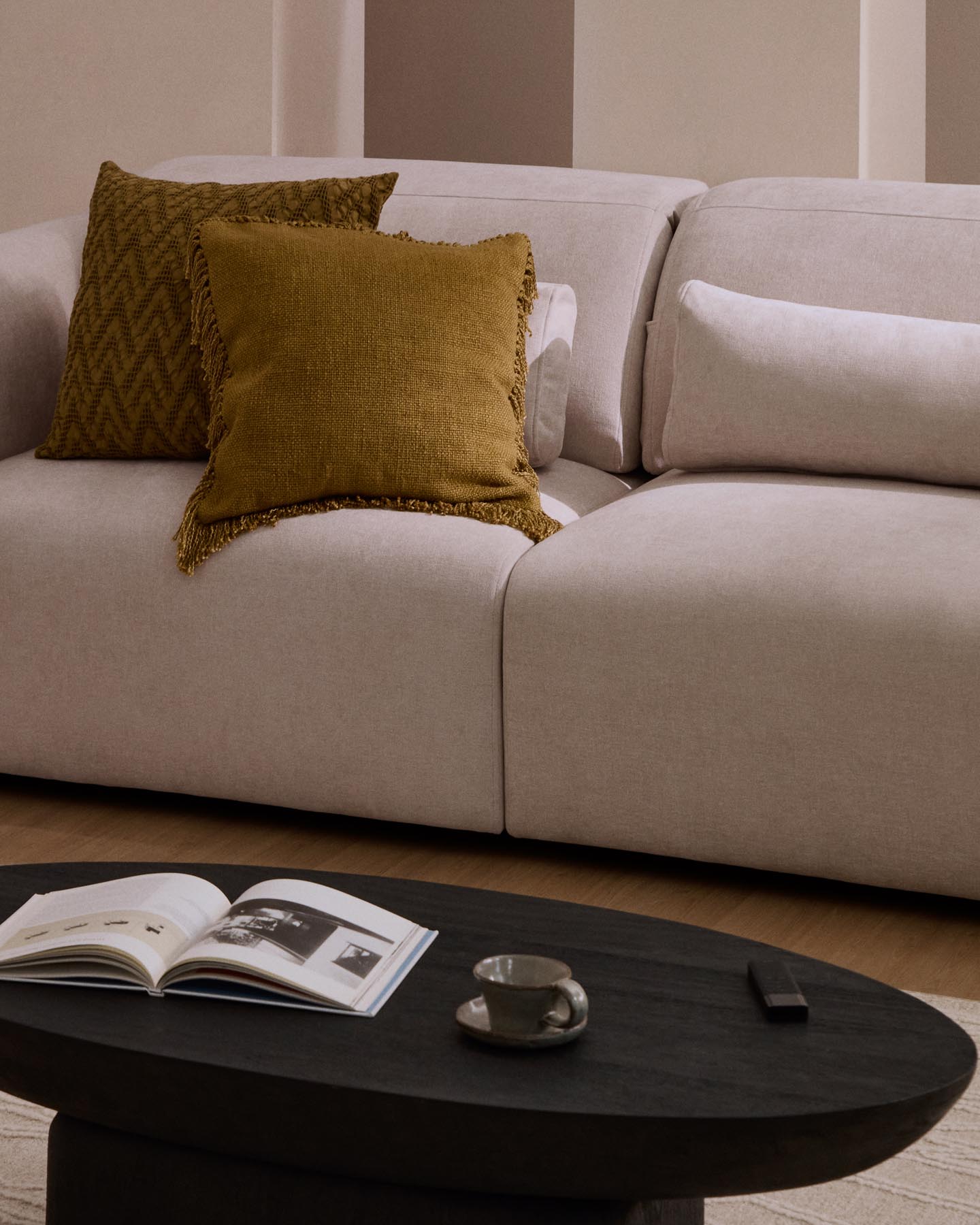 5-Sitzer-Sofa Lares mit elektrisch ausfahrbaren Sitzen und verstellbarer Kopfstütze in beiger Chenille, 335 cm in Beige präsentiert im Onlineshop von KAQTU Design AG. 5er Sofa ist von Kave Home
