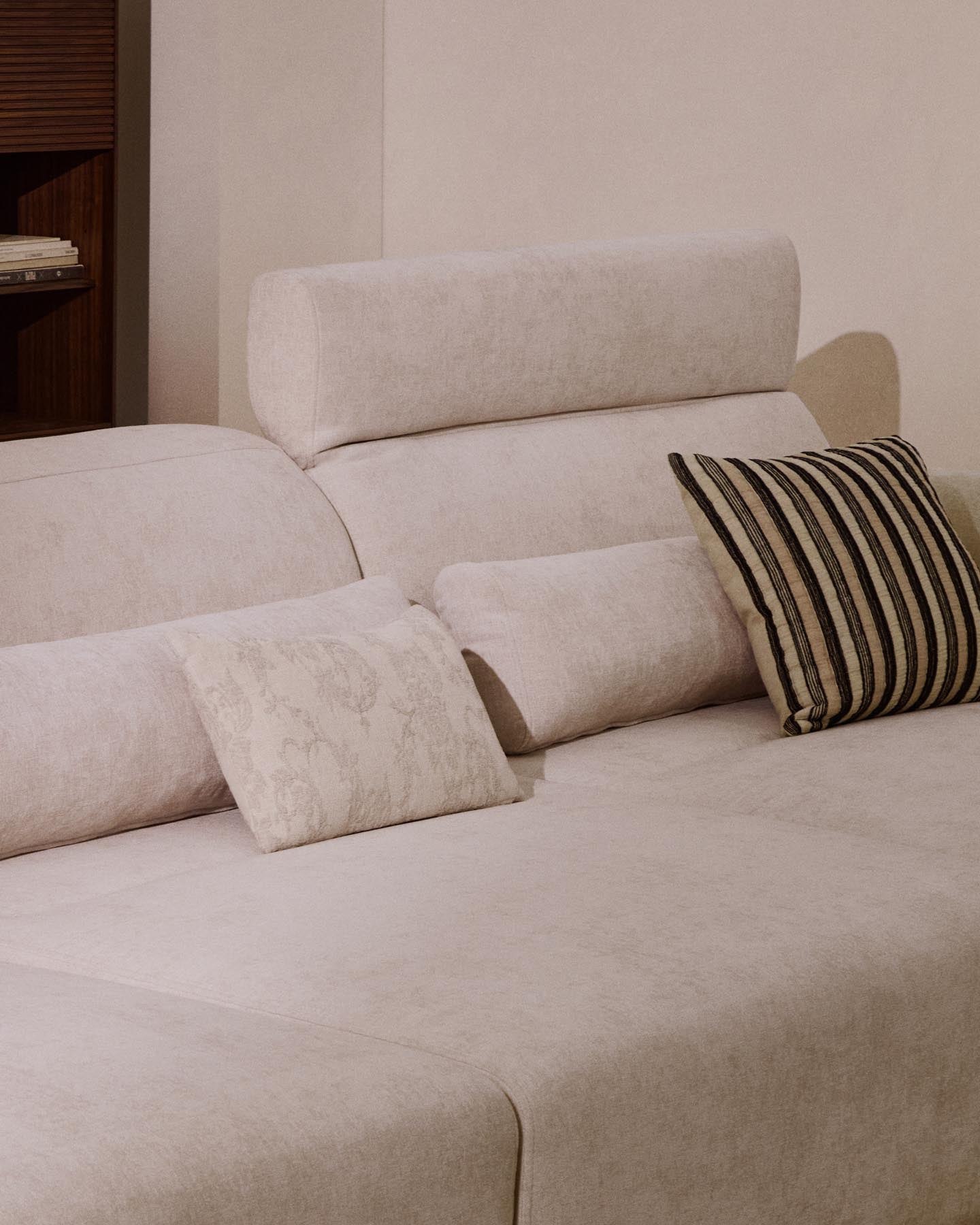 6-Sitzer-Sofa Lares mit elektrisch ausfahrbaren Sitzen und verstellbarer Kopfstütze in beiger Chenille, 410 cm in Beige präsentiert im Onlineshop von KAQTU Design AG. 5er Sofa ist von Kave Home