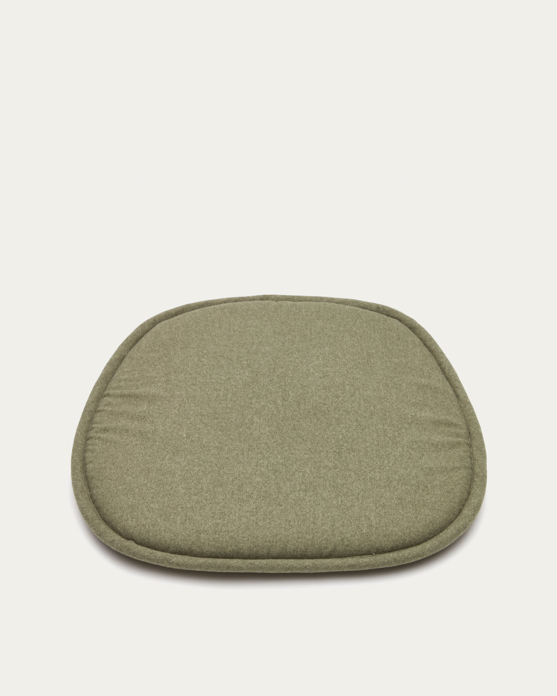 Entdecken Sie das stilvolle Kissen für Stuhl Romane in Grün (43 x 43 cm) von Kave Home. Perfekt für Komfort und Eleganz in Ihrem Essbereich.