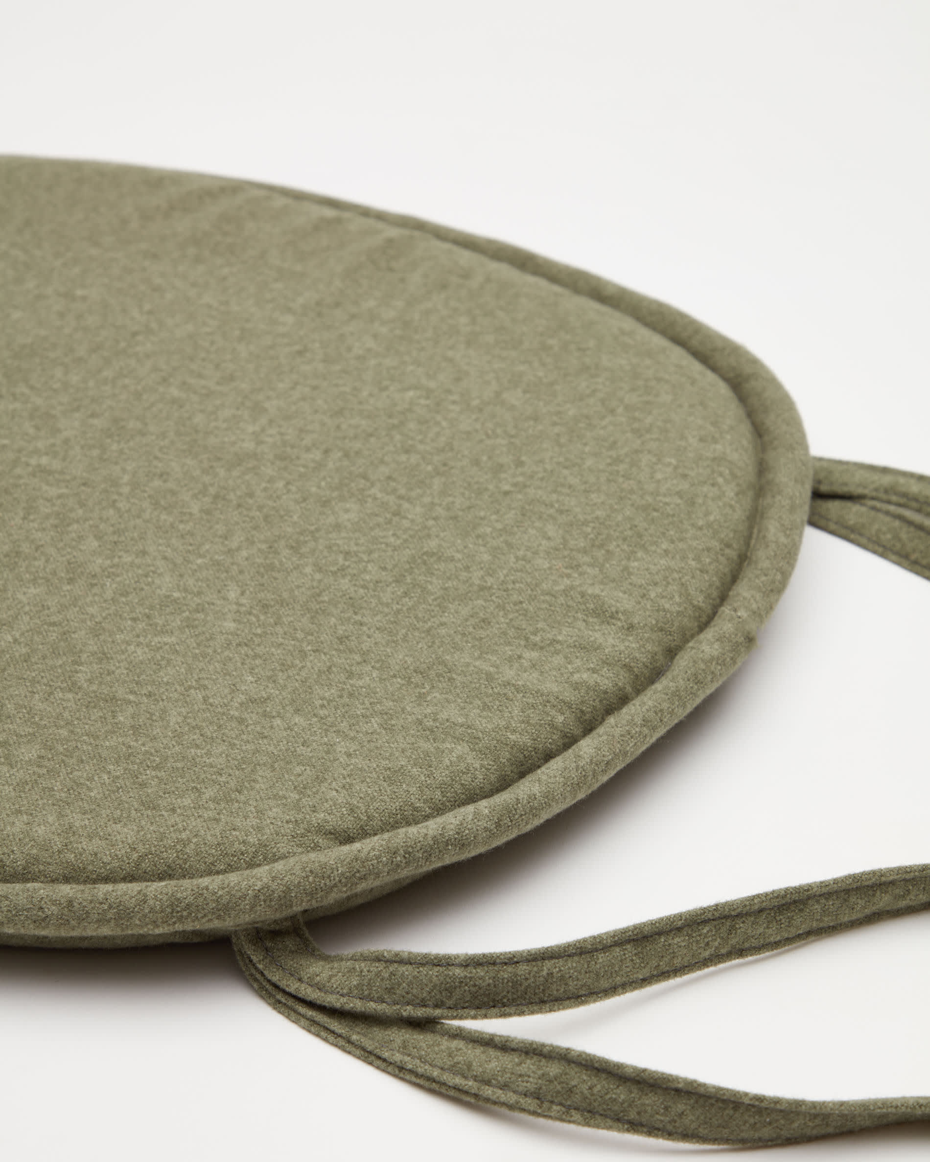 Das stilvolle Kissen Romane in Grün (43 x 43 cm) von Kave Home bietet Komfort und Eleganz für Ihren Essbereich. Ideal für jeden Einrichtungsstil!