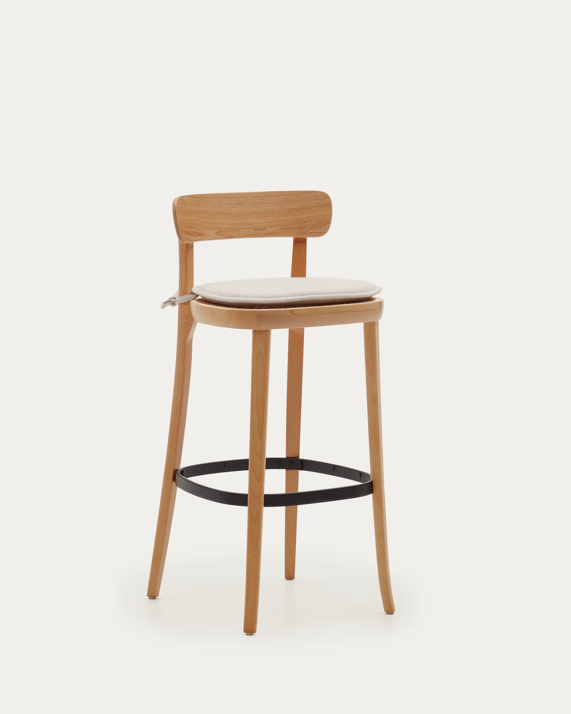 Entdecken Sie das Kissen für Stuhl Romane in Beige (43 x 43 cm) von Kave Home – ideal für stilvolle Akzente und höchsten Sitzkomfort. Fleckabweisend und elegant!