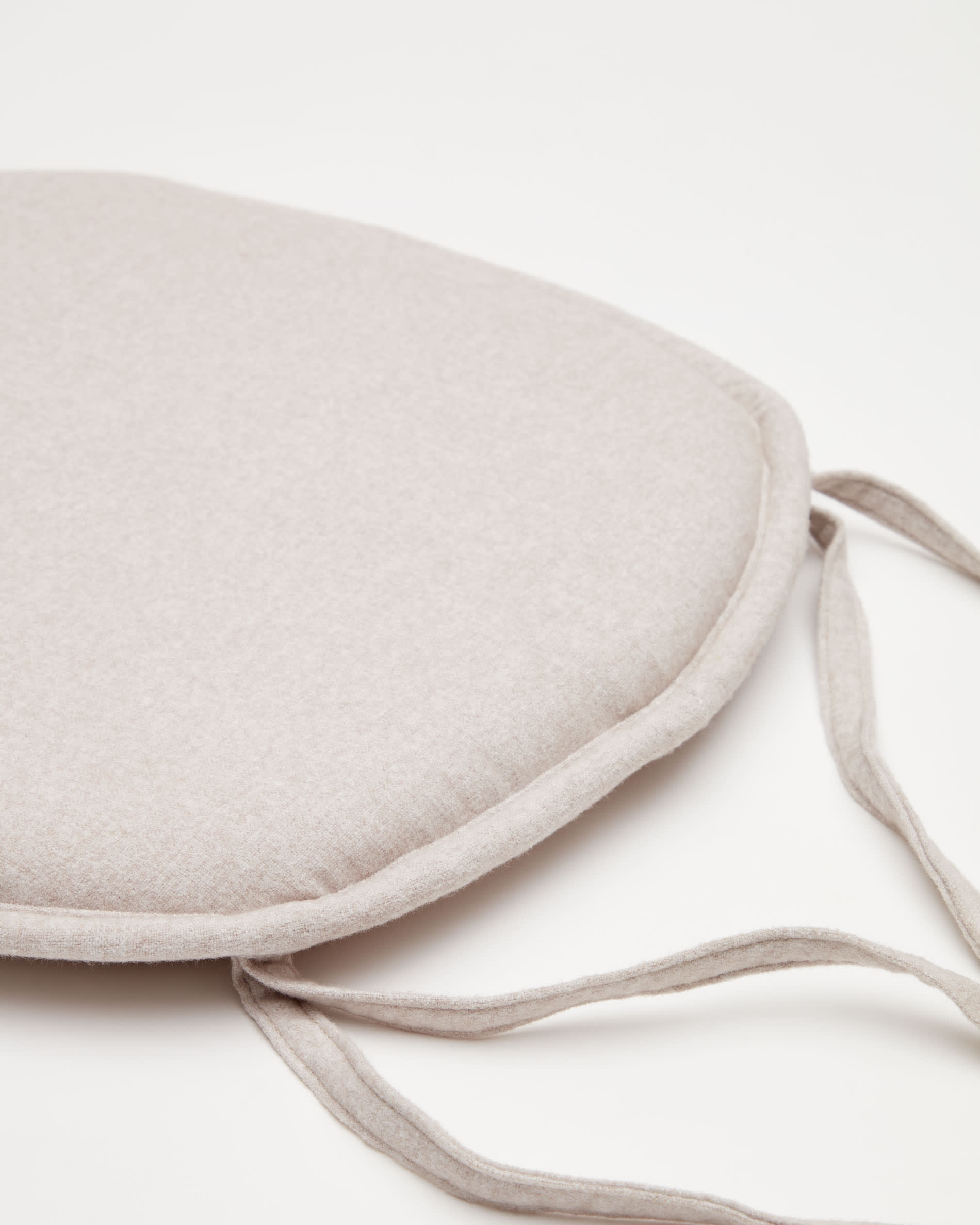 Verleihen Sie Ihrem Zuhause mit dem Kissen für Stuhl Romane in Beige (43 x 43 cm) von Kave Home einen Hauch von Eleganz und Komfort. Fleckabweisend und vielseitig!