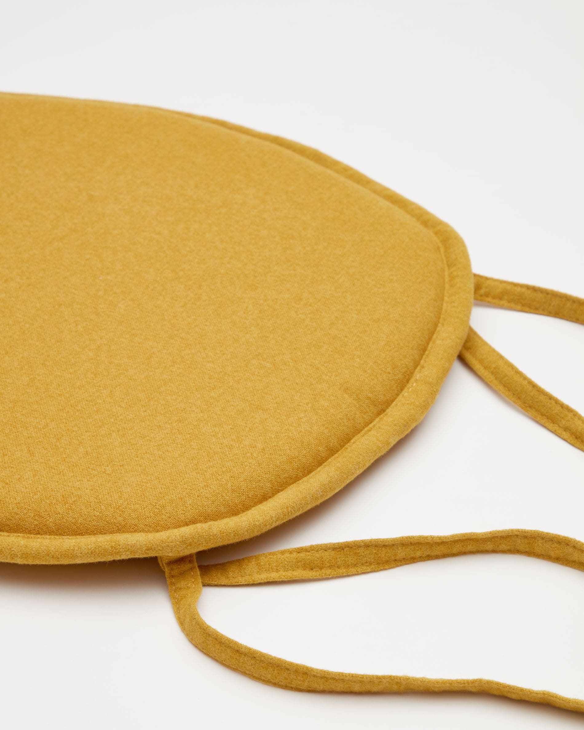 Verleihen Sie Ihrem Esszimmer mit dem Kissen Romane in Senfgelb (43 x 43 cm) von Kave Home einen modernen Akzent. Komfortabel und pflegeleicht!