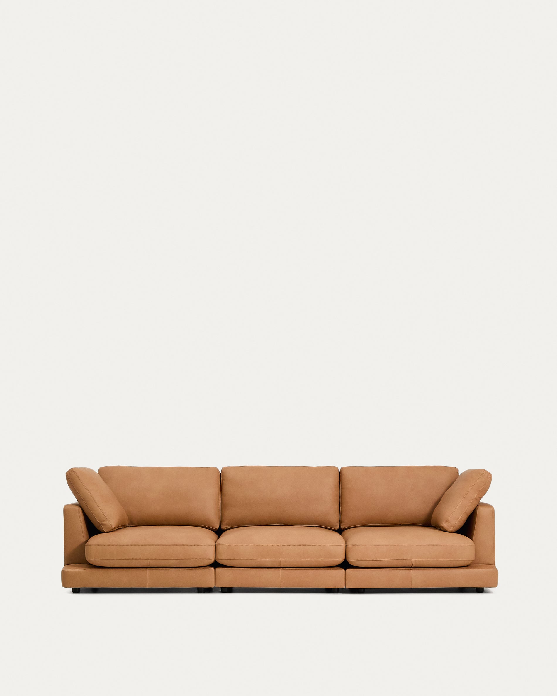 4-Sitzer Gala in braunem Leder, 300 cm in Braun präsentiert im Onlineshop von KAQTU Design AG. 4er Sofa ist von Kave Home