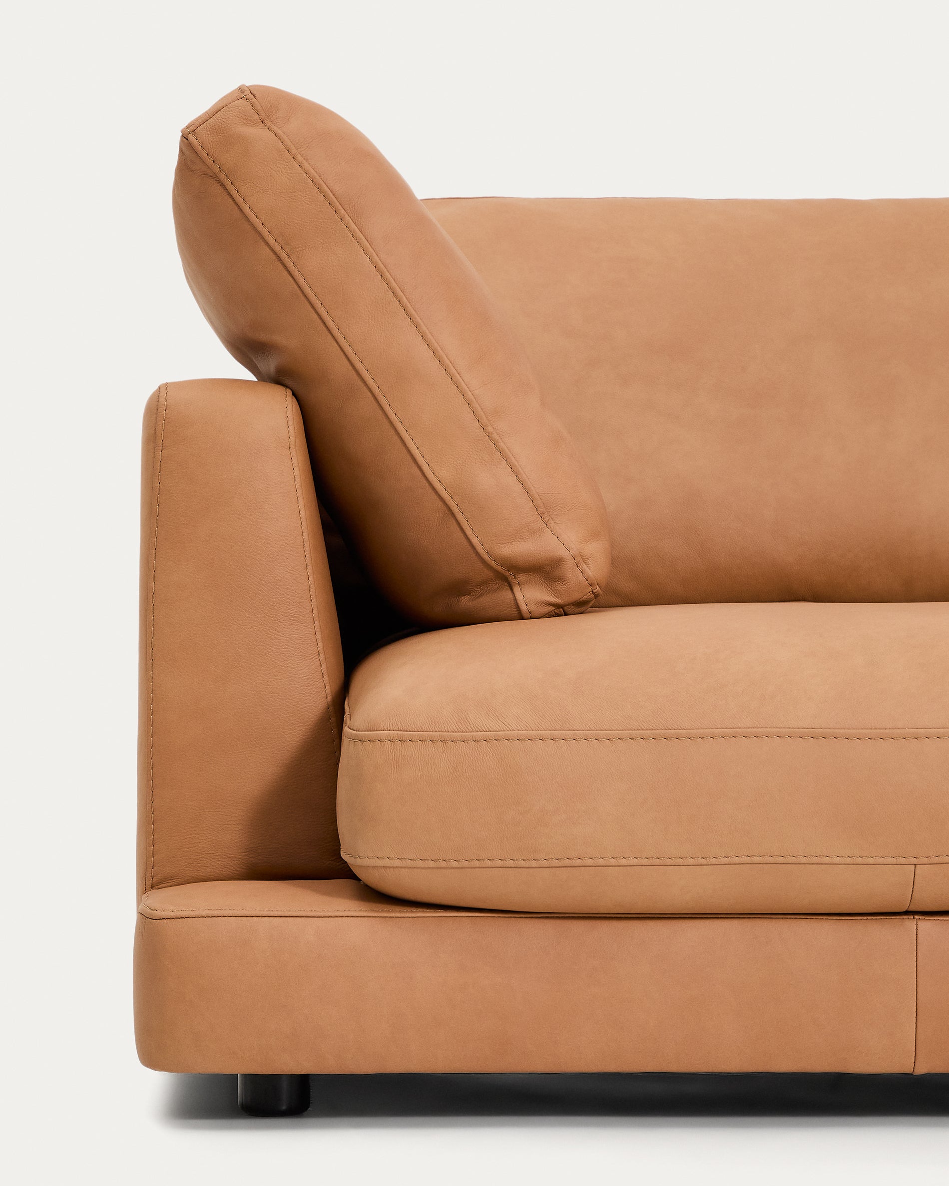 4-Sitzer Gala in braunem Leder, 300 cm in Braun präsentiert im Onlineshop von KAQTU Design AG. 4er Sofa ist von Kave Home