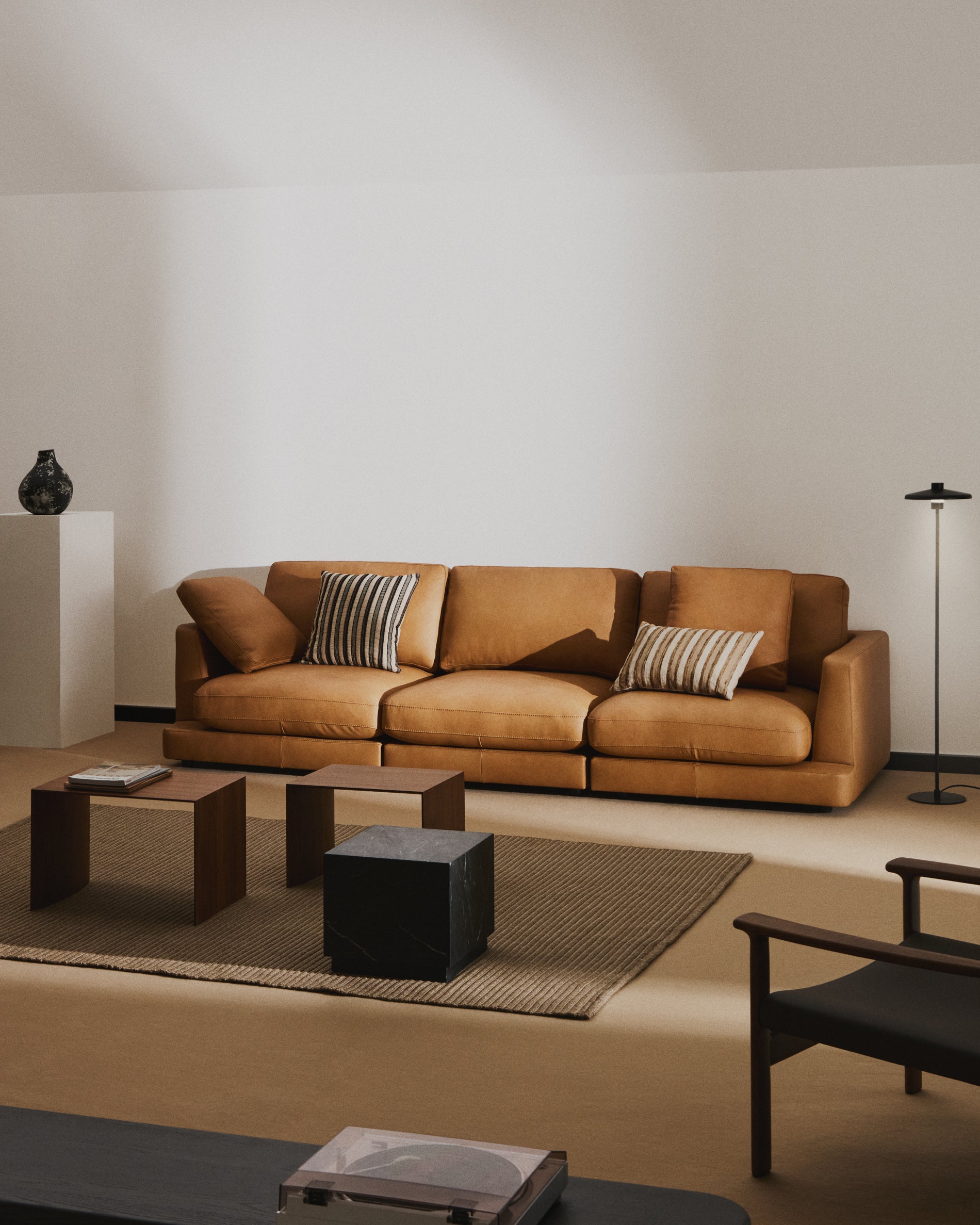 4-Sitzer Gala in braunem Leder, 300 cm in Braun präsentiert im Onlineshop von KAQTU Design AG. 4er Sofa ist von Kave Home