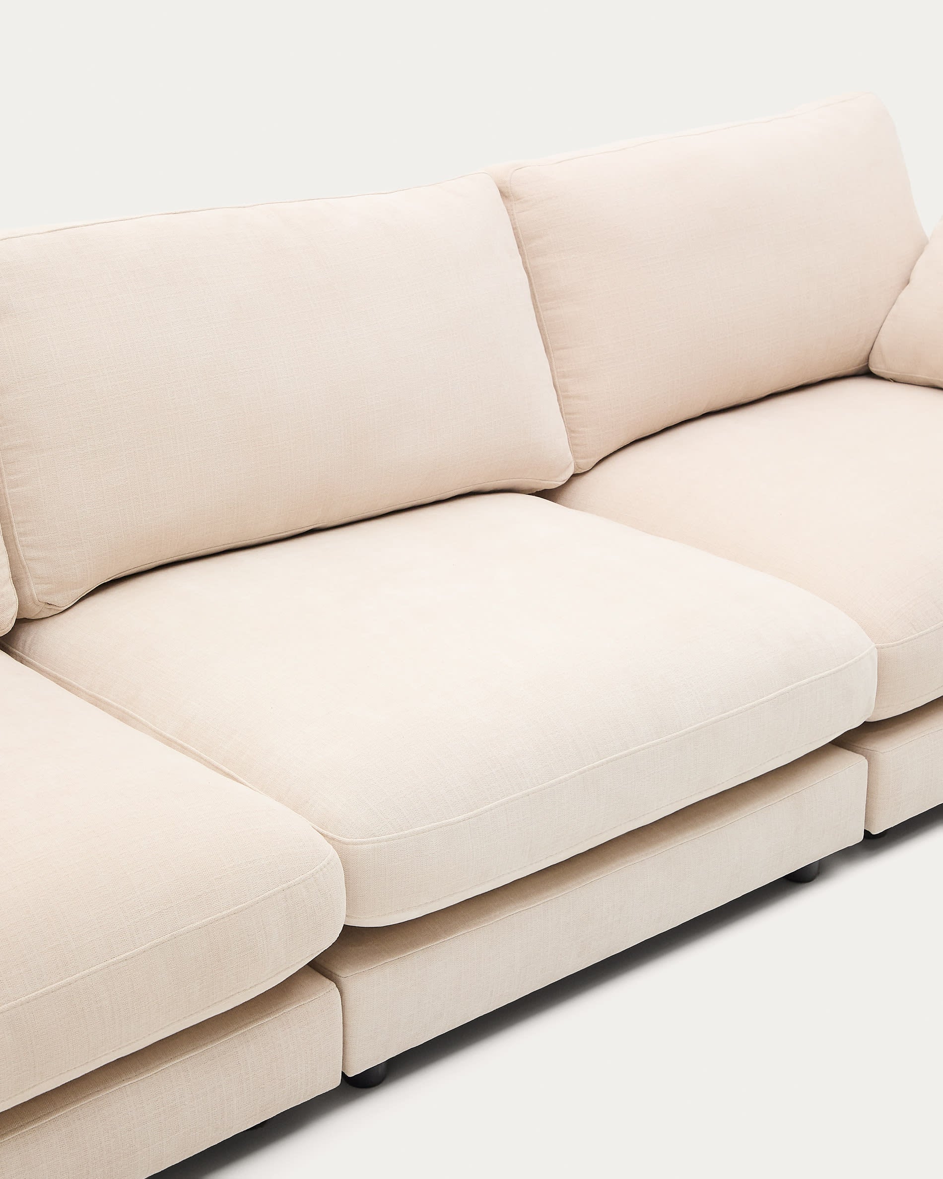 Entdecken Sie das Gala 4-Sitzer-Sofa in Beige von Kave Home: 300 cm pure Eleganz aus Chenille, nachhaltig gefertigt für höchsten Komfort.