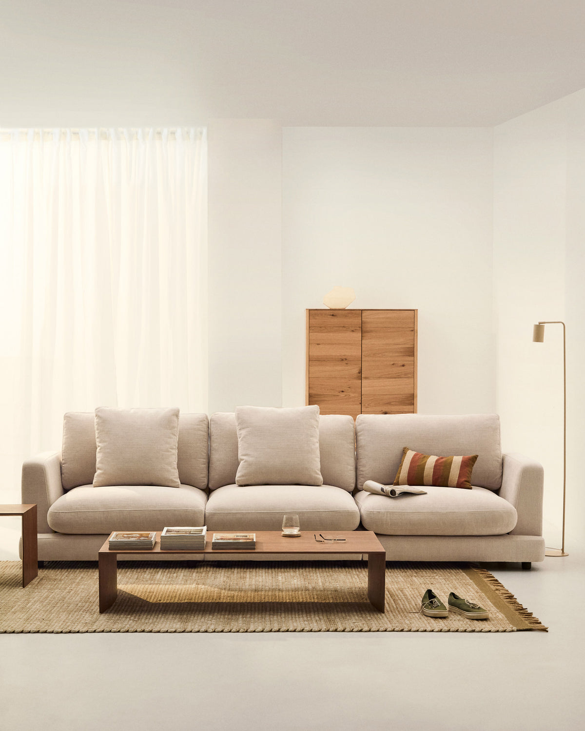 4-Sitzer-Sofa Gala mit beiger Chenille FSC Mix Credit 300 cm in Beige präsentiert im Onlineshop von KAQTU Design AG. 4er Sofa ist von Kave Home
