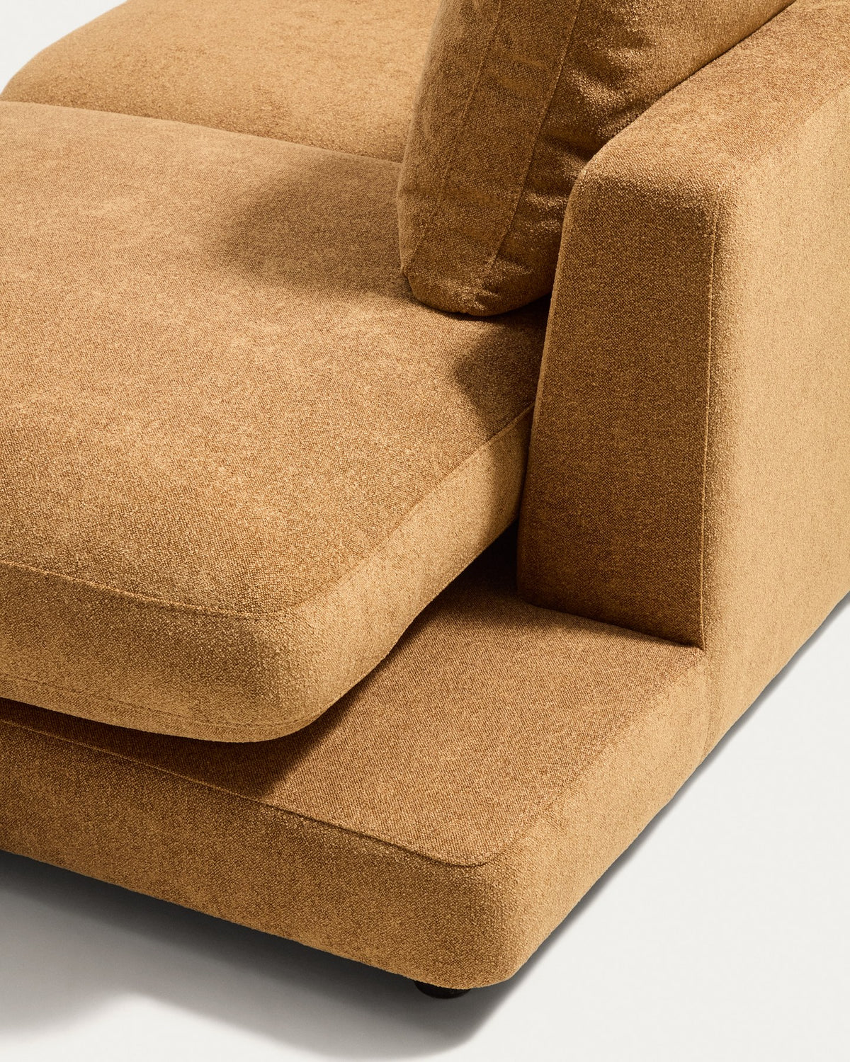 Chaiselongue-Modul rechts Gala von Kave Home in Senfgelb, Microbouclé-Bezug mit 3D-Struktur, schwarze Kunststoffbeine, gepolsterte Sitzfläche.