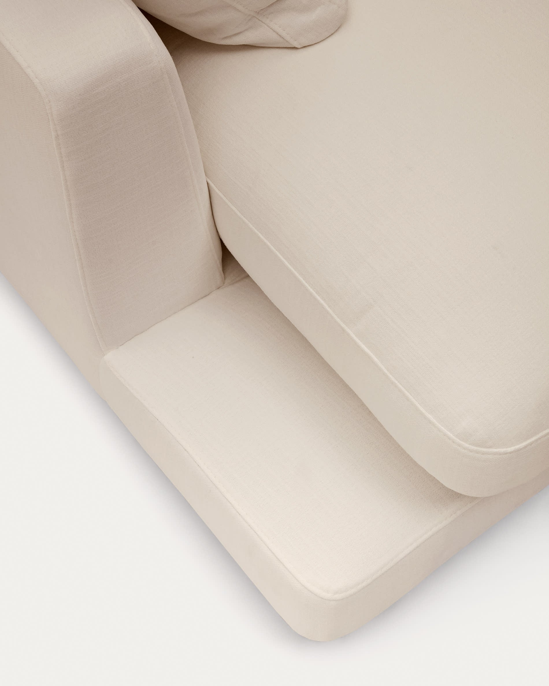 Beige Chaiselongue Gala von Kave Home, 193x105 cm, stilvoll und komfortabel, antibakterielles Gewebe, ideal für kreative Wohnraumgestaltungen.