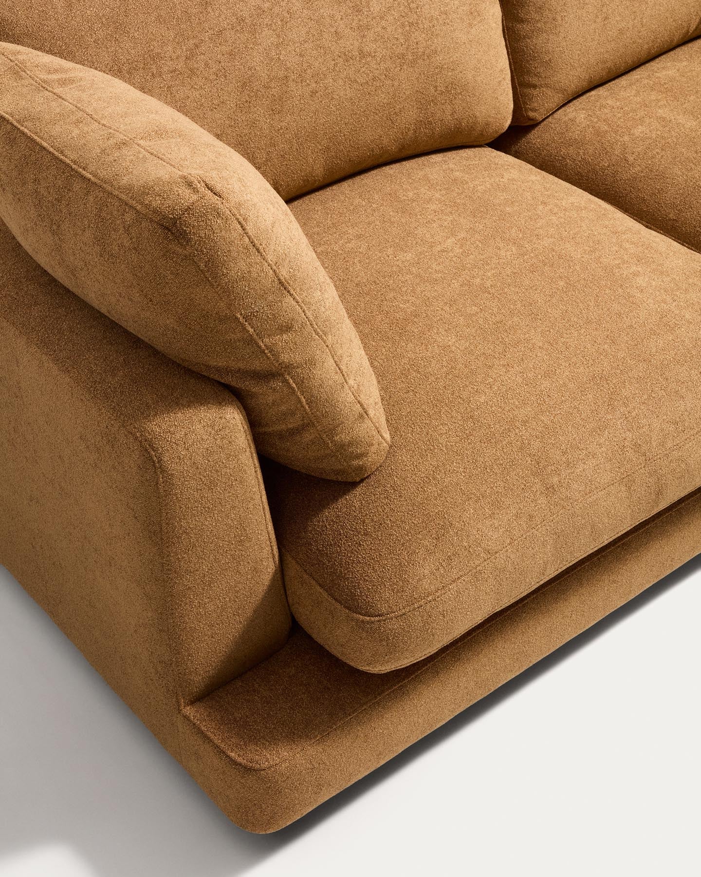 3-Sitzer-Sofa Gala aus senfgelbem Microbouclé, FSC Mix Credit, 210 cm in Senfgelb präsentiert im Onlineshop von KAQTU Design AG. 3er Sofa ist von Kave Home
