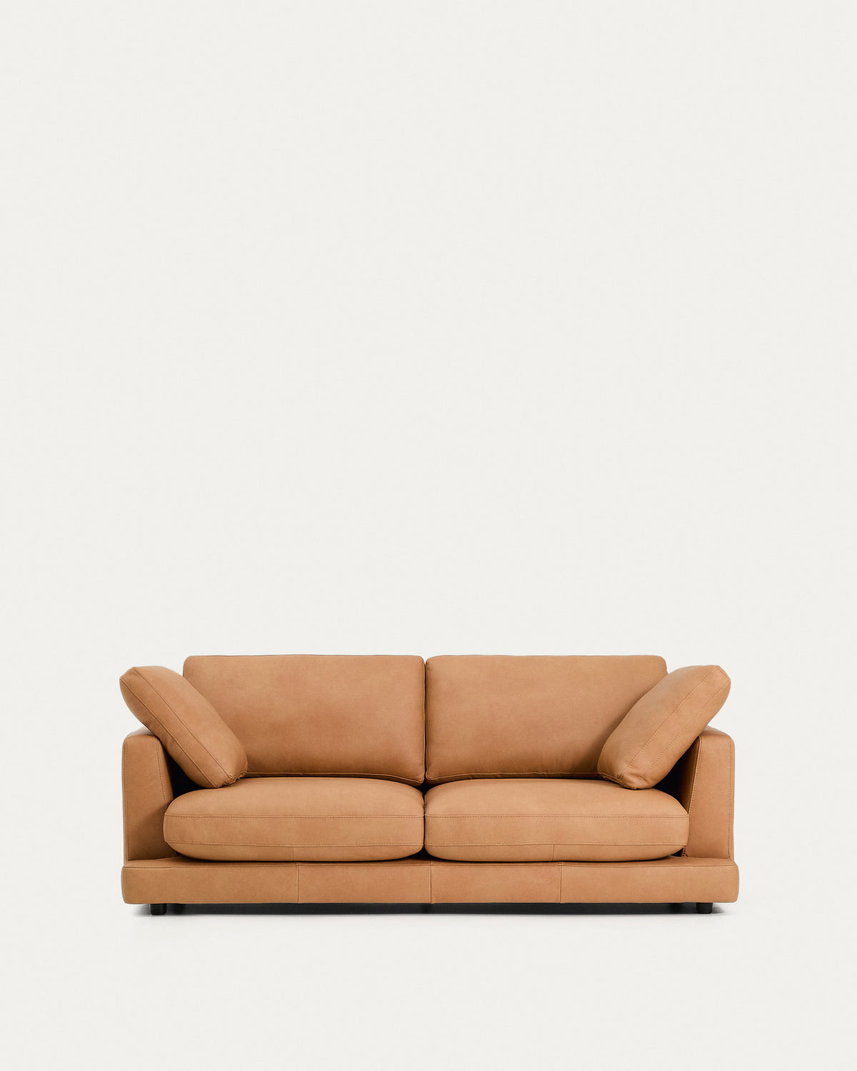 3-Sitzer-Sofa Gala in braunem Leder, 210 cm in Braun präsentiert im Onlineshop von KAQTU Design AG. 3er Sofa ist von Kave Home