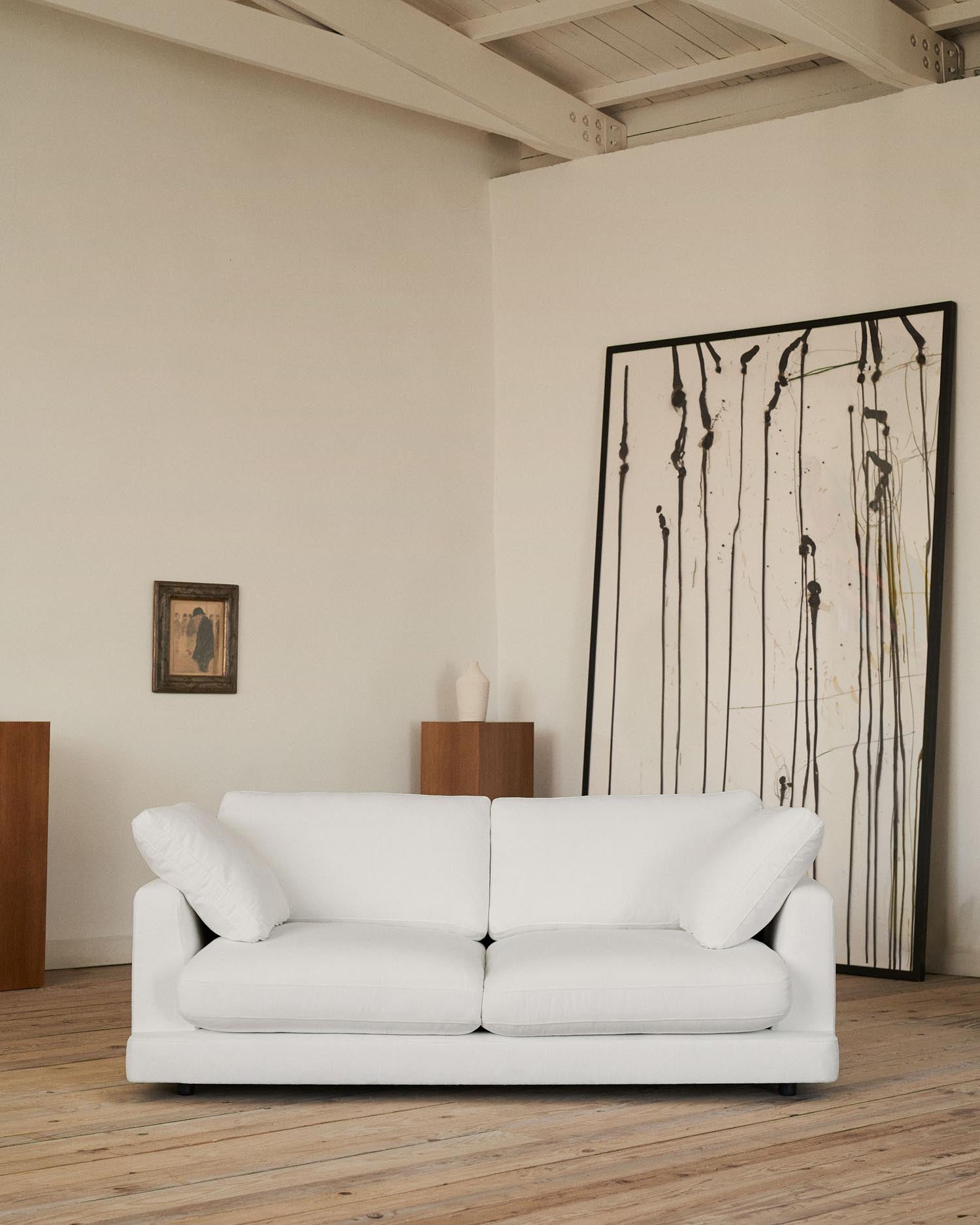 Erleben Sie das stilvolle Gala 3-Sitzer-Sofa in Weiss von Kave Home. Ideal für entspannte Stunden, vereint es Komfort und modernes Design.