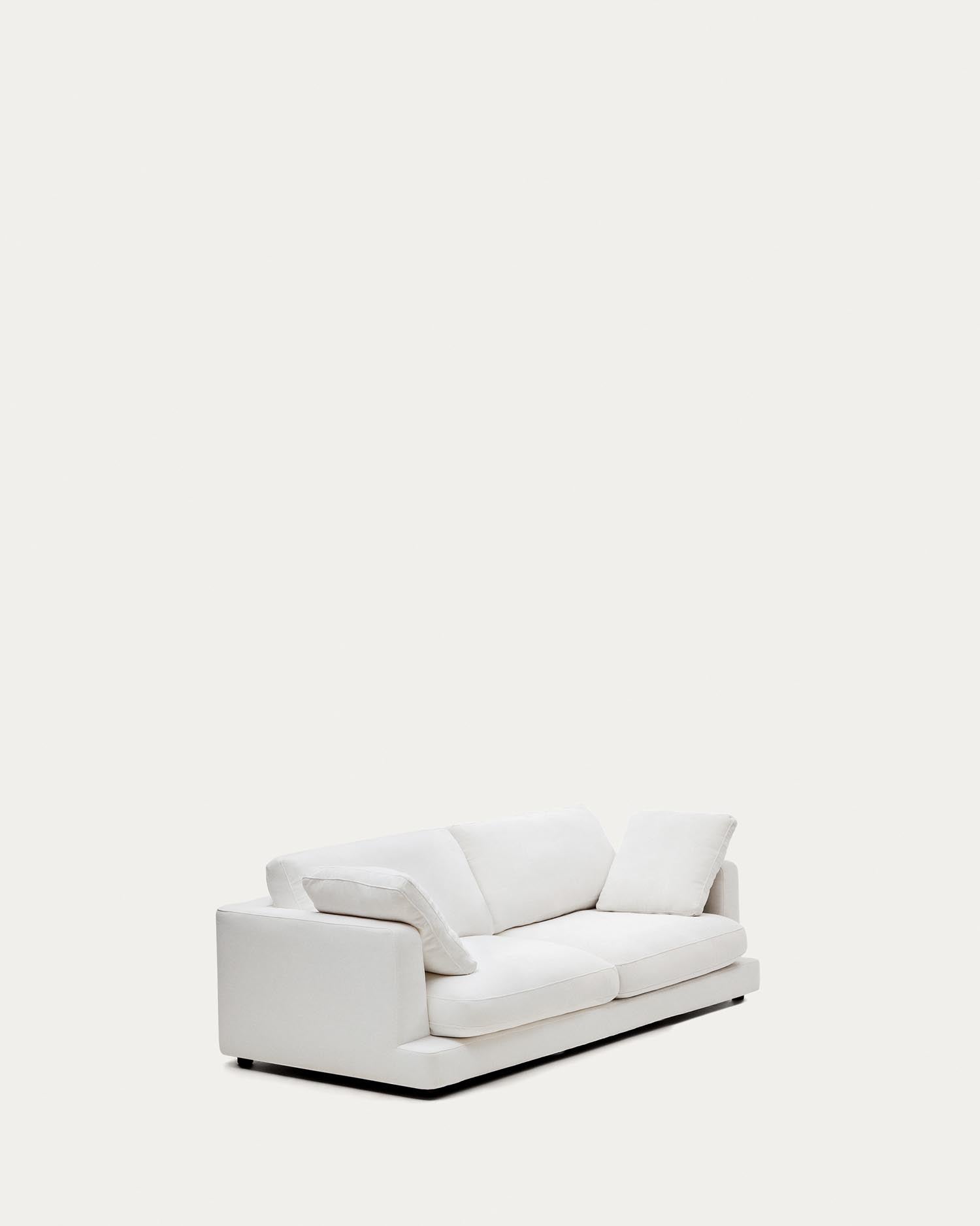 Entdecken Sie das Gala 3-Sitzer-Sofa in elegantem Weiss von Kave Home. Perfekt für Ihr Wohnzimmer, vereint es Stil, Komfort und Pflegeleichtigkeit.