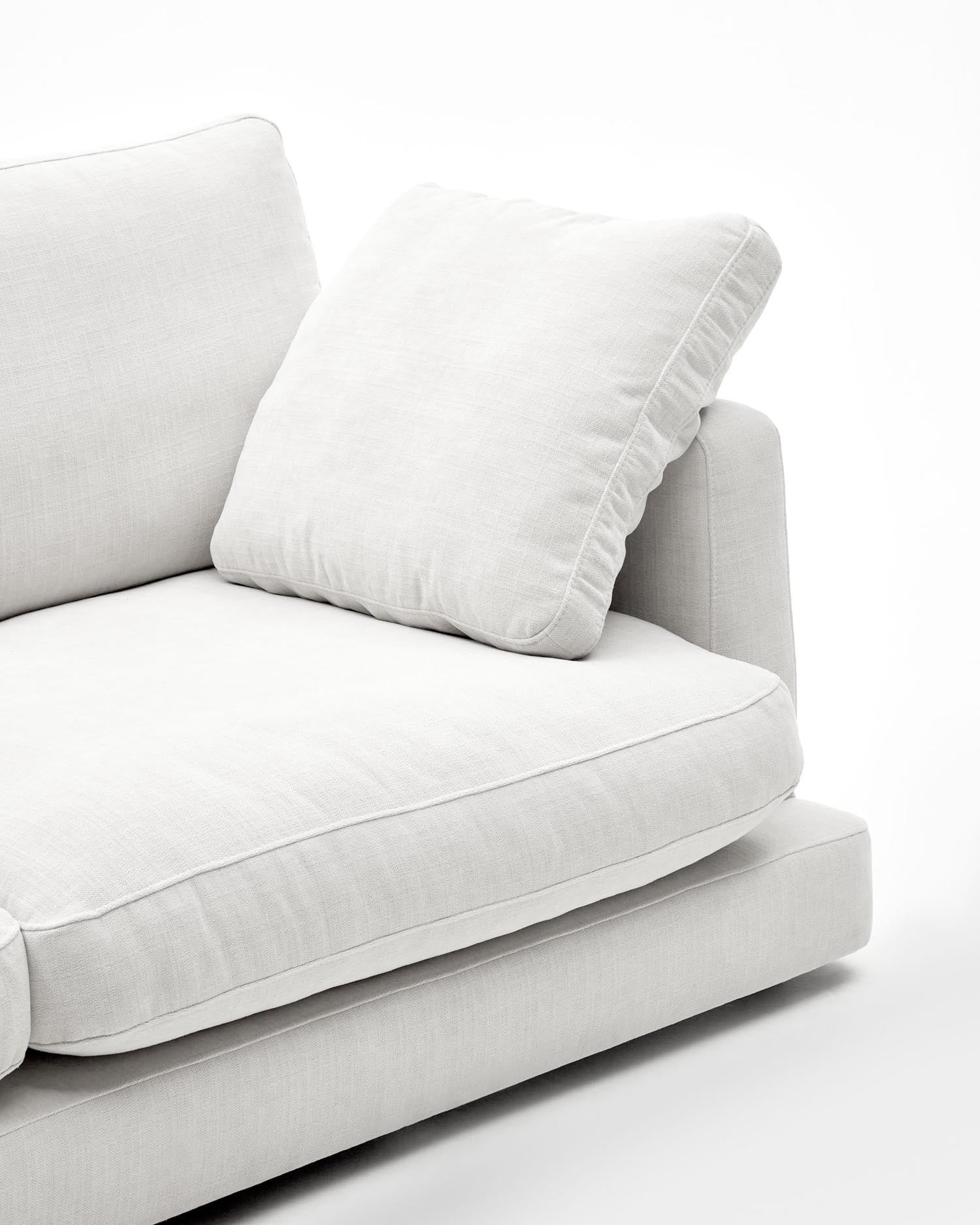 Entdecken Sie das Gala 3-Sitzer-Sofa in elegantem Weiss von Kave Home. Perfekt für Ihr Wohnzimmer, vereint es Stil, Komfort und Pflegeleichtigkeit.