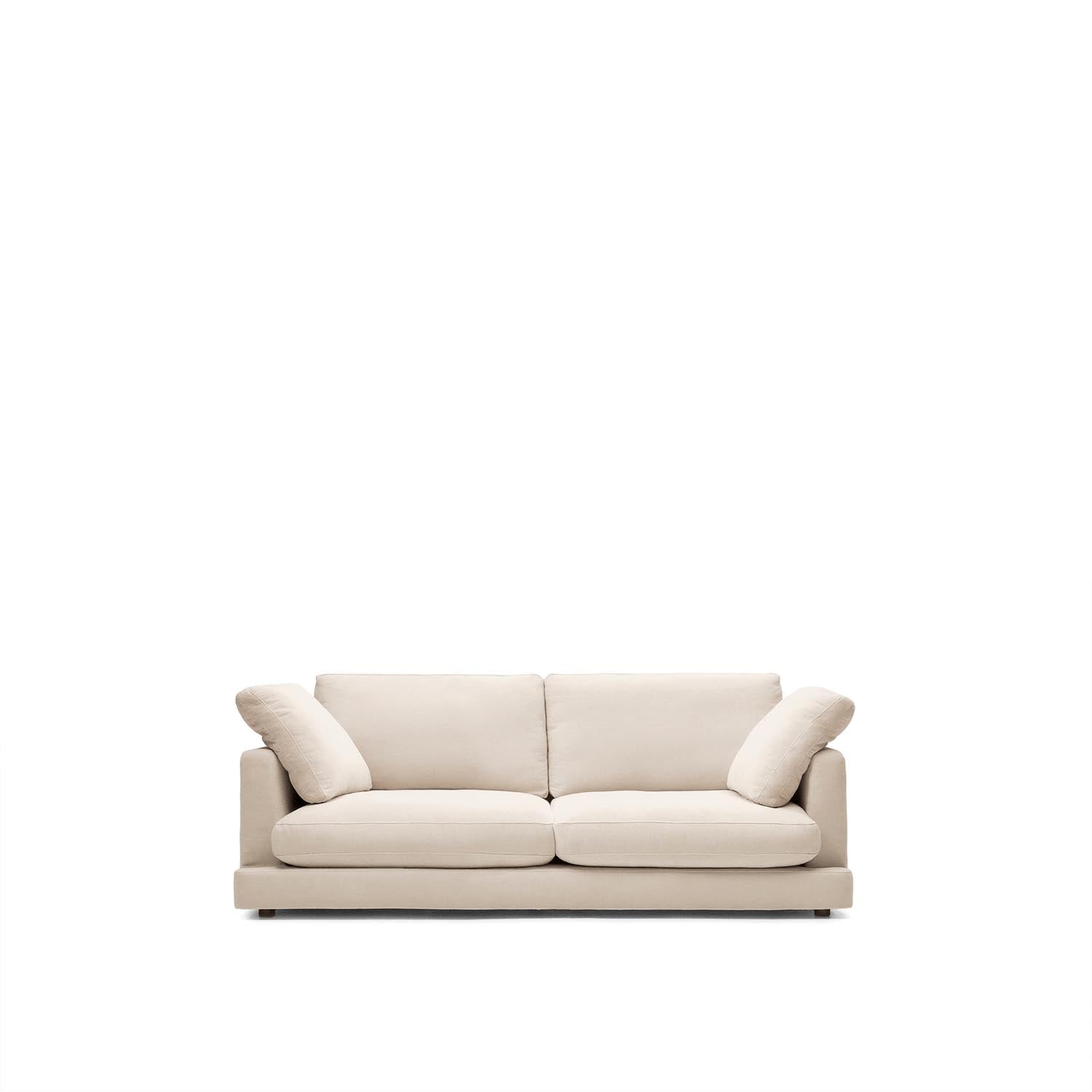 Entdecke das Gala 3-Sitzer Sofa in Beige von Kave Home. Hochwertige Materialien, antibakterielles Gewebe und nachhaltige Bauweise für dein modernes Wohnzimmer.