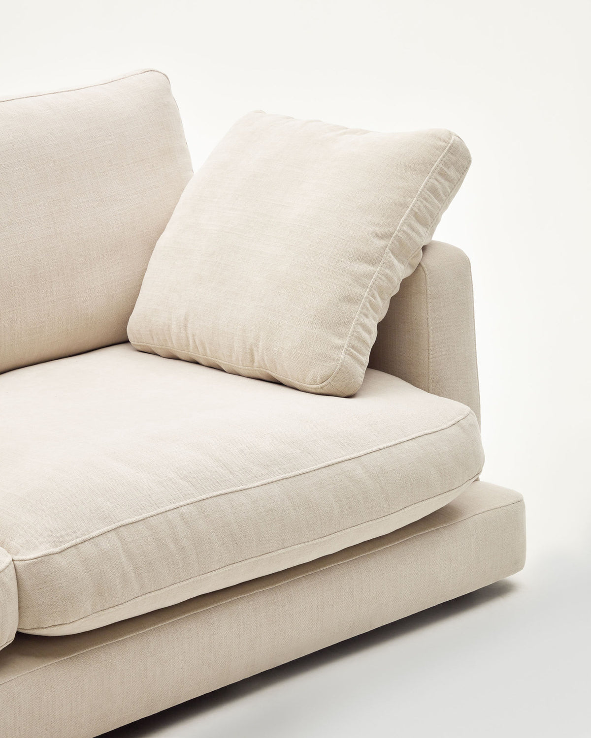 3-Sitzer-Sofa Gala mit beiger Chenille FSC Mix Credit 210 cm in Beige präsentiert im Onlineshop von KAQTU Design AG. 3er Sofa ist von Kave Home