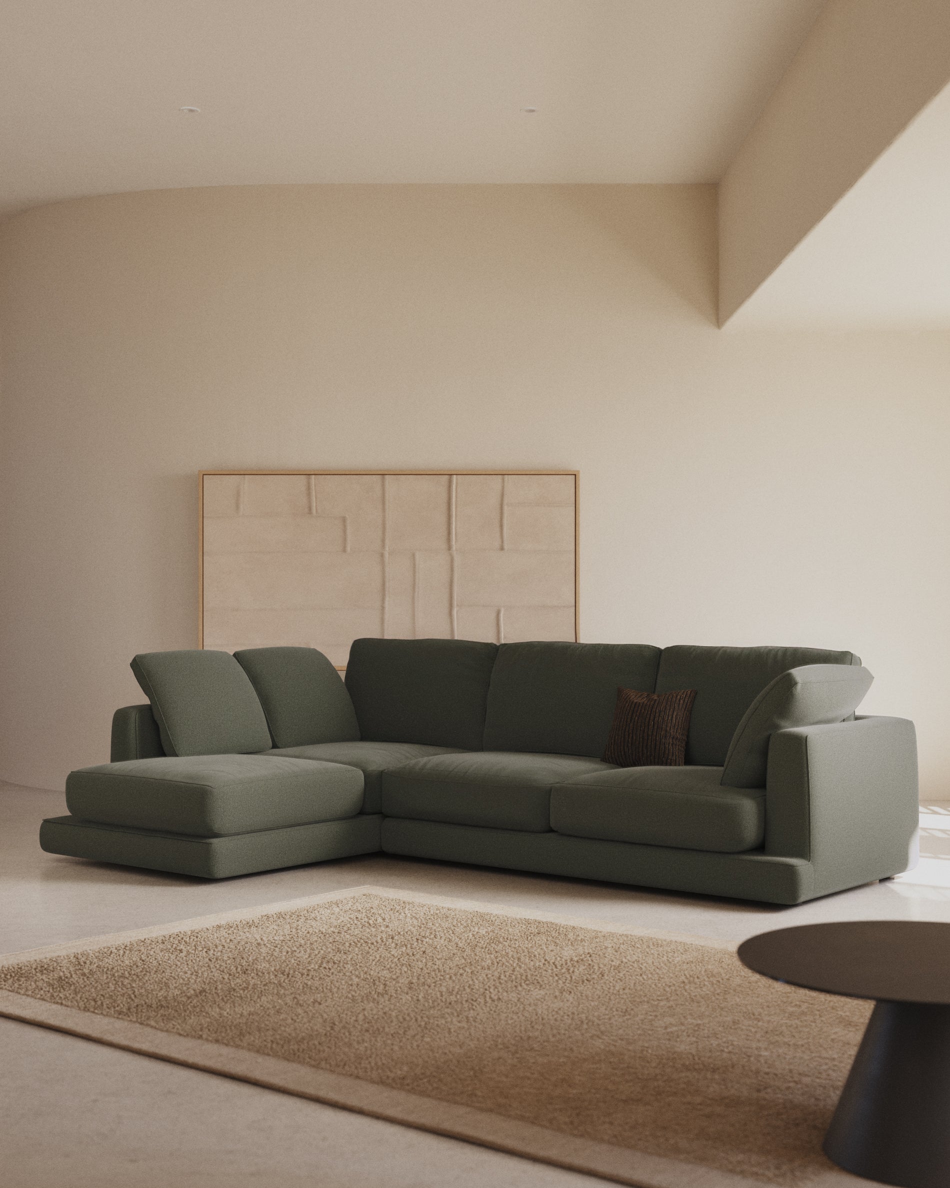 Gala 4-Sitzer-Sofa mit Chaiselongue links aus dunkelgrüner Chenille FSC Mix Credit 300 cm in Dunkelgrün präsentiert im Onlineshop von KAQTU Design AG. L-Sofa links ist von Kave Home