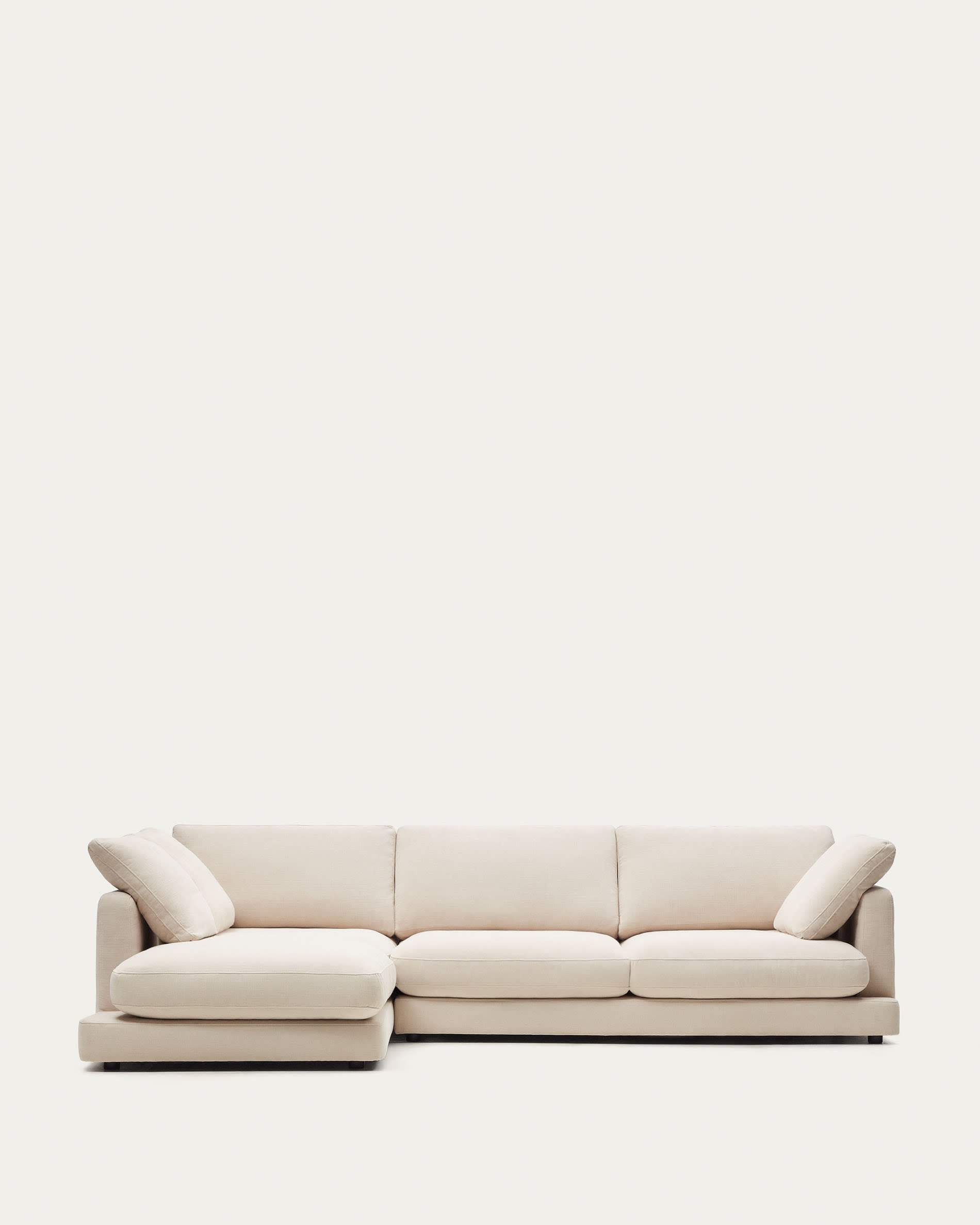 Erleben Sie das Gala 4-Sitzer-Sofa mit Chaiselongue in elegantem Beige. Ideal für gesellige Abende, vereint es Komfort und umweltfreundliche Materialien.