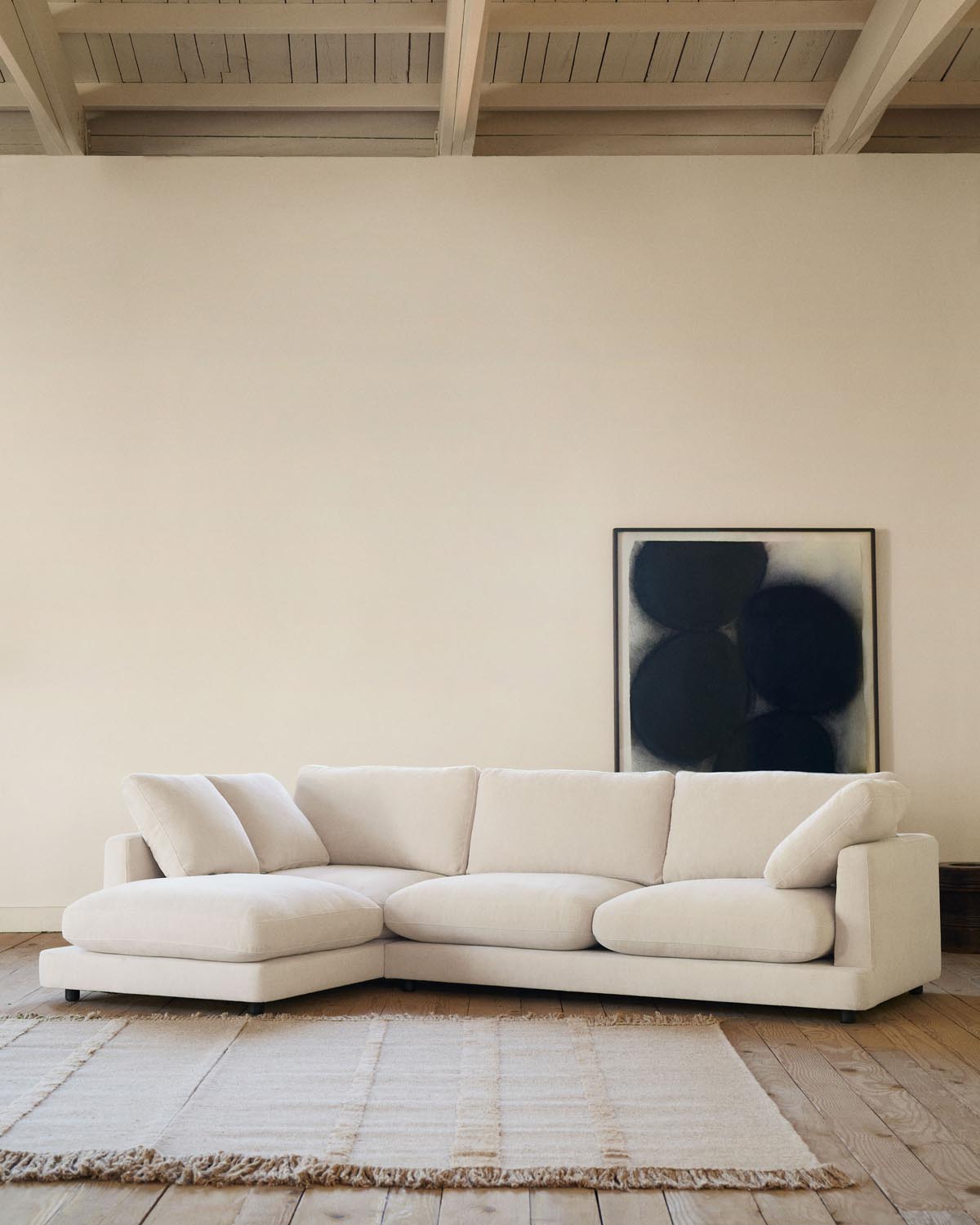 Erleben Sie das Gala 4-Sitzer-Sofa mit Chaiselongue in elegantem Beige. Ideal für modernes Wohnen, vereint es Komfort, Nachhaltigkeit und ansprechendes Design.