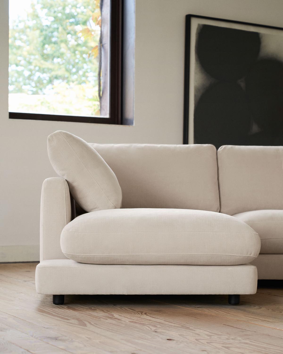 Entdecken Sie das Gala 4-Sitzer-Sofa mit Chaiselongue in stilvollem Beige. Perfekt für Ihr Wohnzimmer, bietet es Komfort, Nachhaltigkeit und einladendes Design.