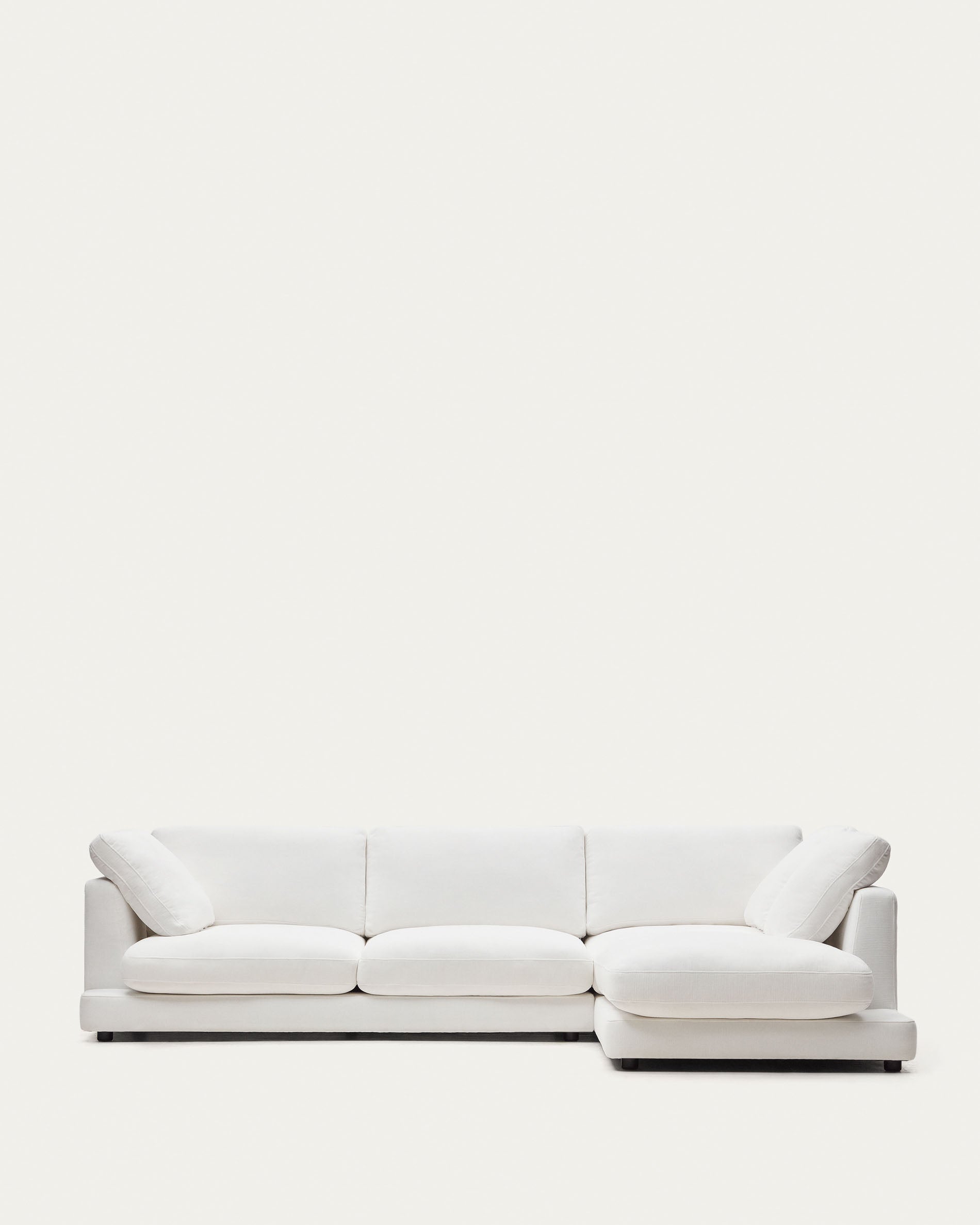Entdecken Sie das elegante Gala 4-Sitzer-Sofa mit Chaiselongue rechts in Weiss. Stil, Komfort und Pflegeleichtigkeit vereint für Ihr Wohnzimmer.