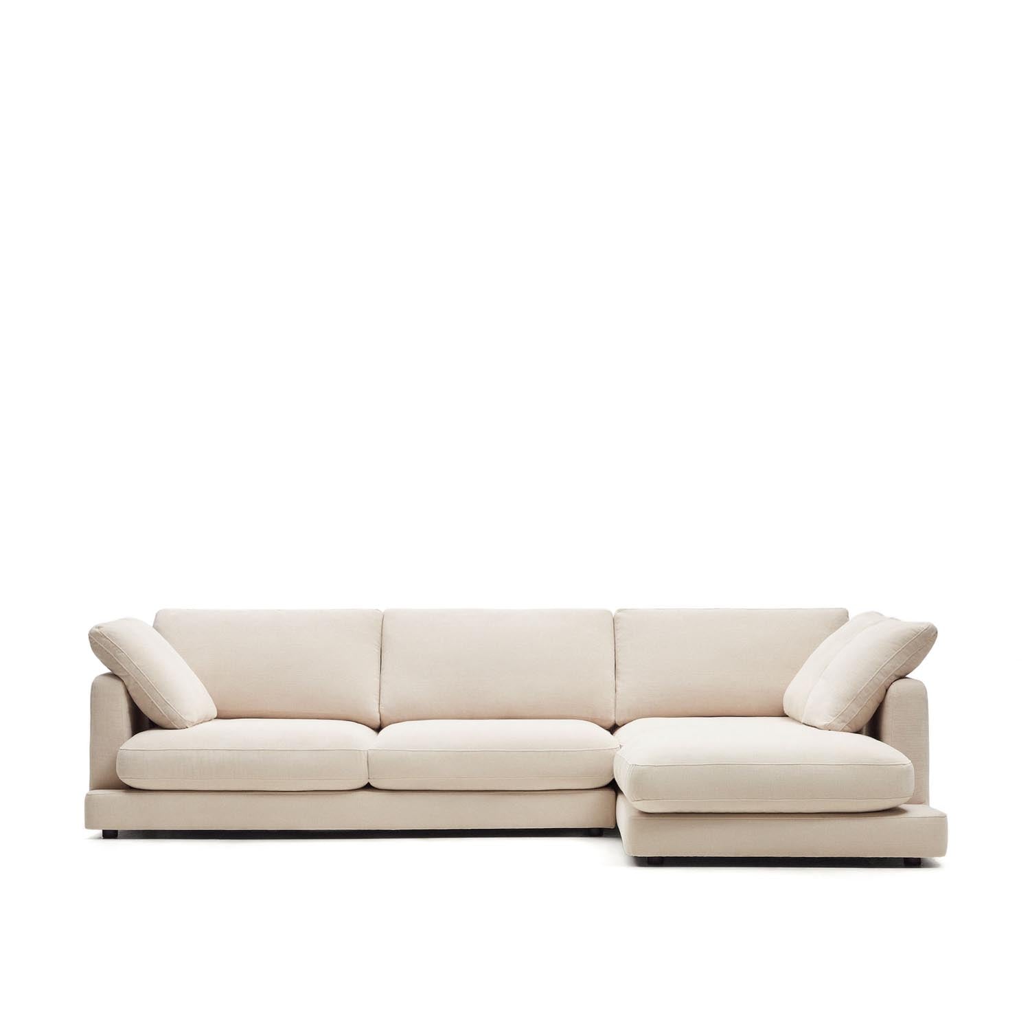 Entdecke das elegante 4-Sitzer-Sofa Gala mit beiger Chenille und Chaiselongue rechts. Ideal für große Wohnzimmer, bietet es Komfort und antibakterielle Hygiene. Größe: 300 cm.