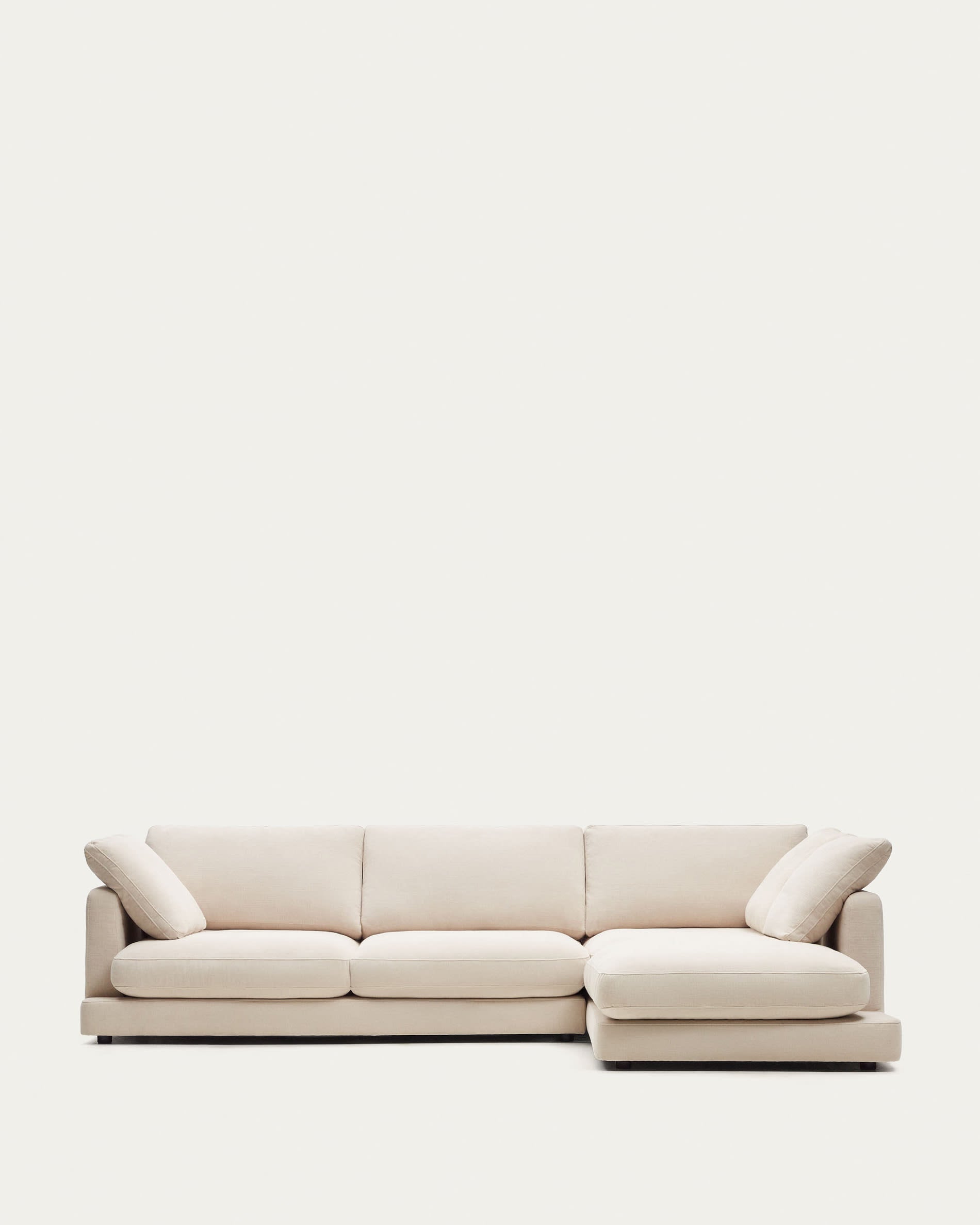 Erlebe das Gala 4-Sitzer-Sofa mit beiger Chenille und praktischer Chaiselongue rechts. Mit 300 cm bietet es großzügigen Komfort und modernes Design für dein Zuhause.