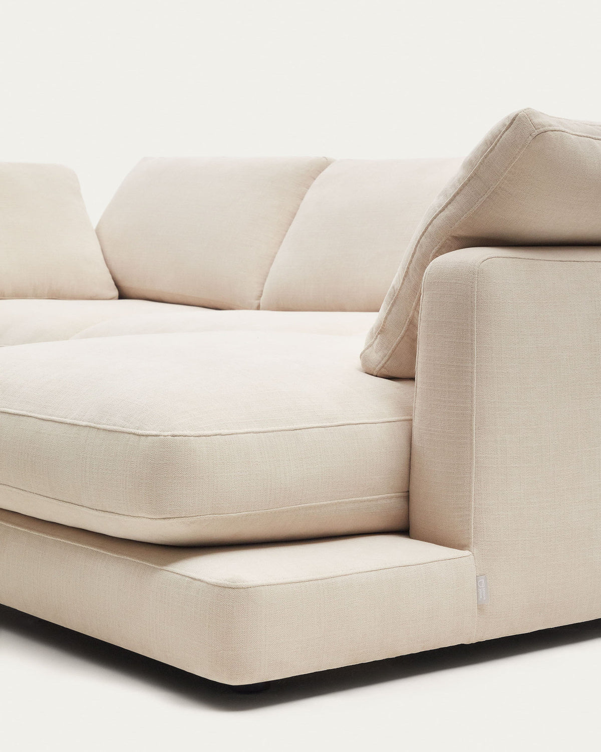 4-Sitzer-Sofa Gala mit beiger Chenille und Chaiselongue rechts FSC Mix Credit 300 cm in Beige präsentiert im Onlineshop von KAQTU Design AG. L-Sofa rechts ist von Kave Home