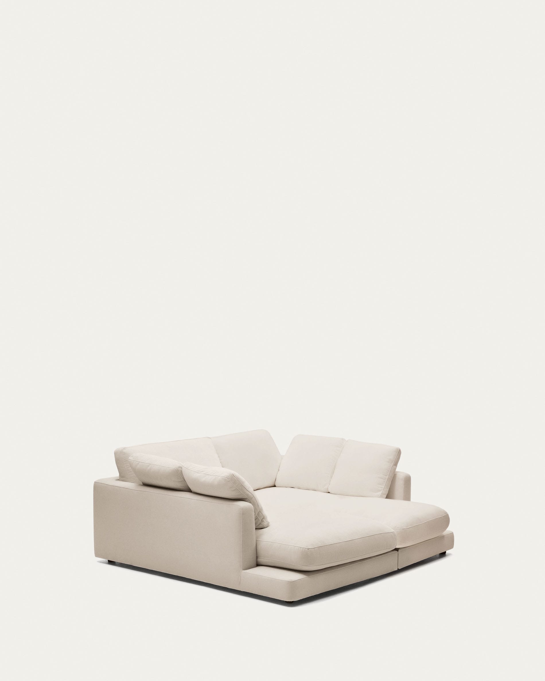 Entdecken Sie das elegante Gala 3-Sitzer Sofa in Beige mit doppelter Chaiselongue. Hochwertiger Chenille-Stoff, antibakteriell, ideal für Ihr Wohnzimmer.