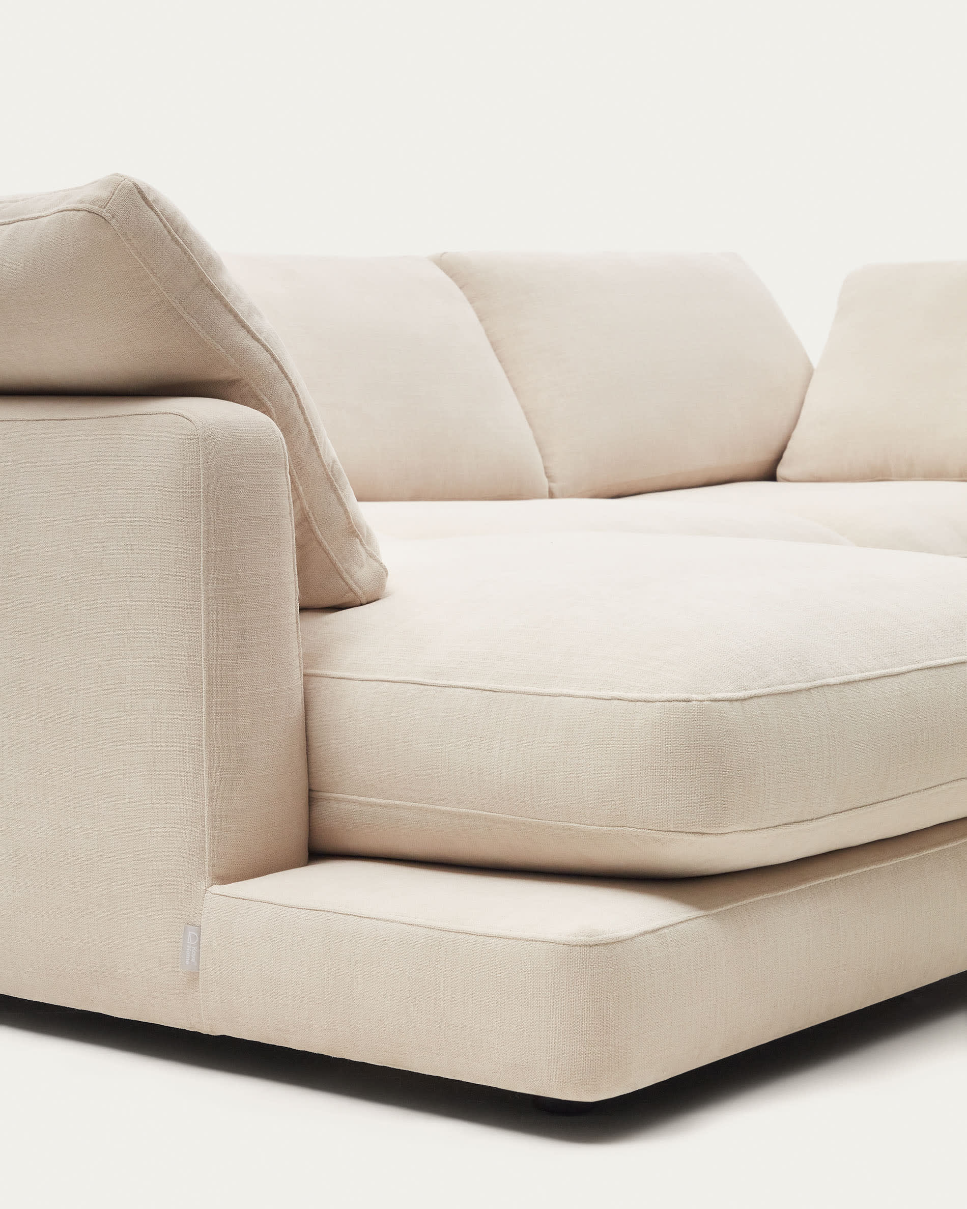 Genießen Sie das elegante Gala 3-Sitzer Sofa in Beige mit doppelter Chaiselongue – der perfekte Ort für Entspannung und gesellige Momente.