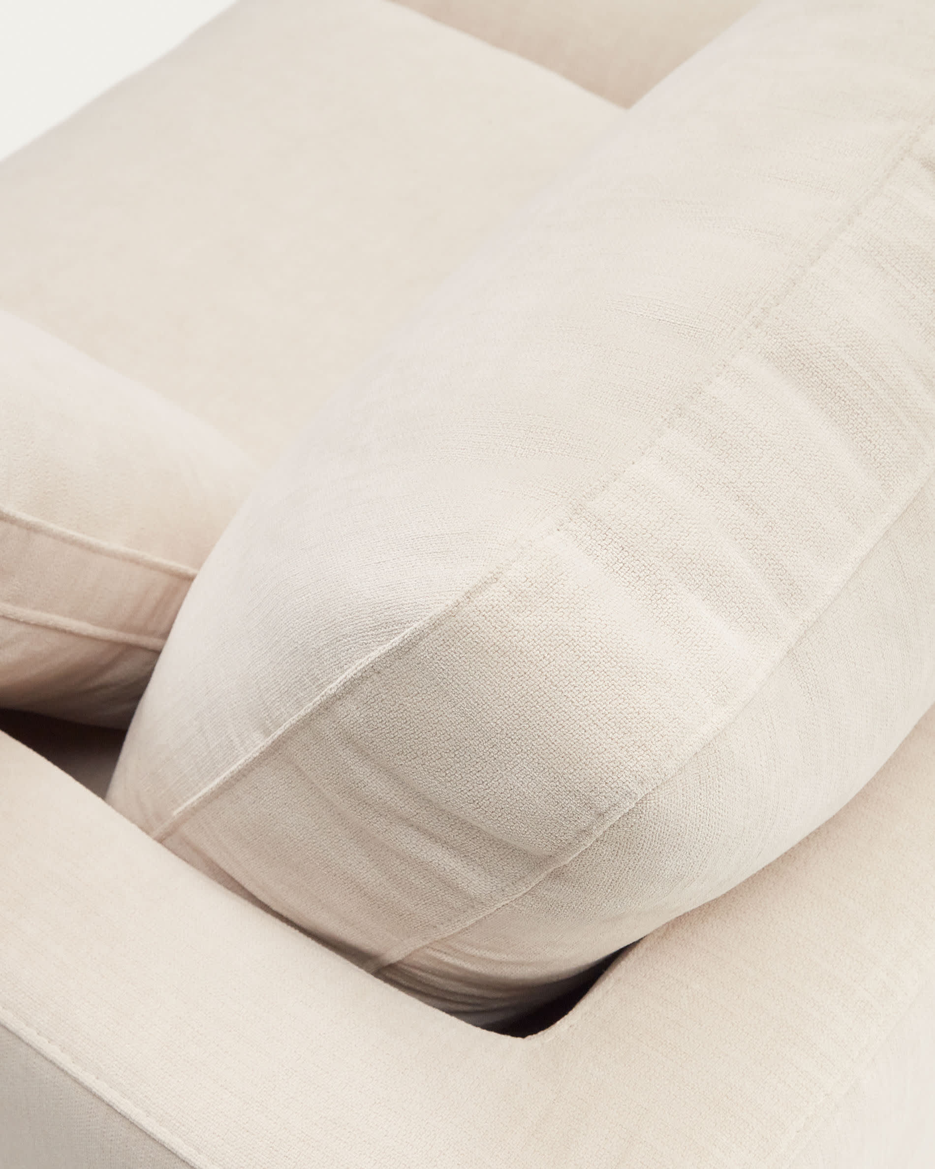 Genießen Sie stilvollen Komfort mit dem Gala 3-Sitzer Sofa in Beige. Ideal für entspannte Stunden und gesellige Treffen im modernen Wohnzimmer.