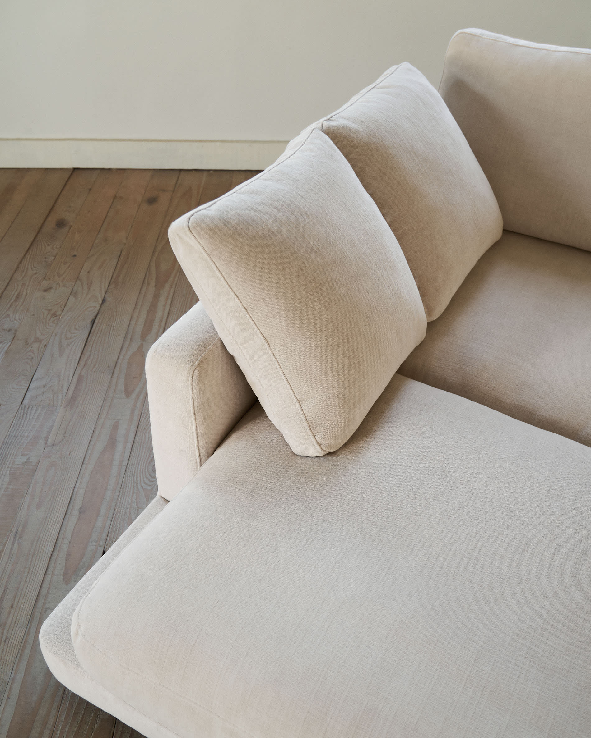 Erleben Sie das Gala 3-Sitzer Sofa in elegantem Beige mit doppelter Chaiselongue – der perfekte Ort für Entspannung und gesellige Abende.