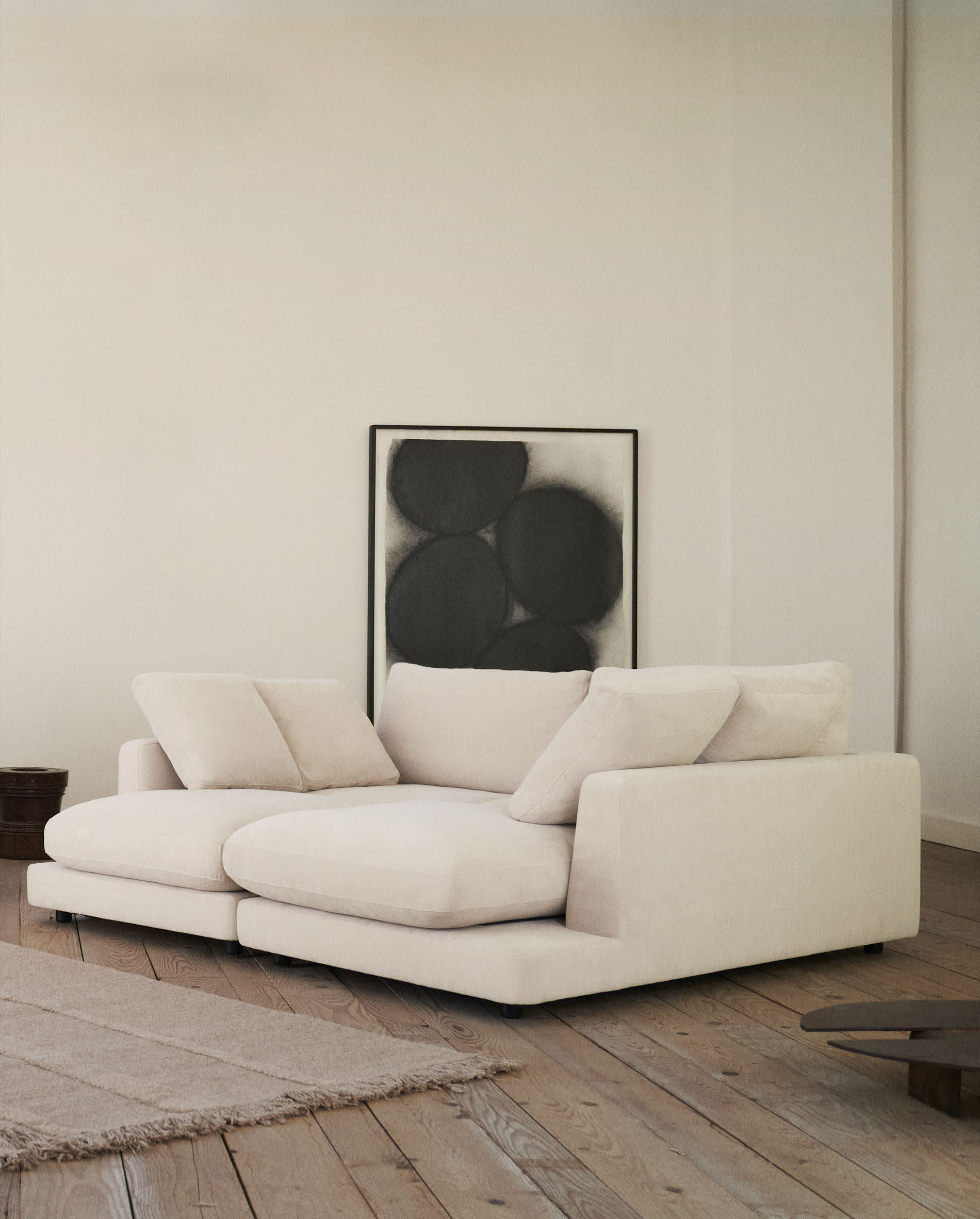Erleben Sie das Gala 3-Sitzer Sofa in elegantem Beige. Mit doppelter Chaiselongue und antibakteriellem Chenille-Stoff für höchsten Komfort.