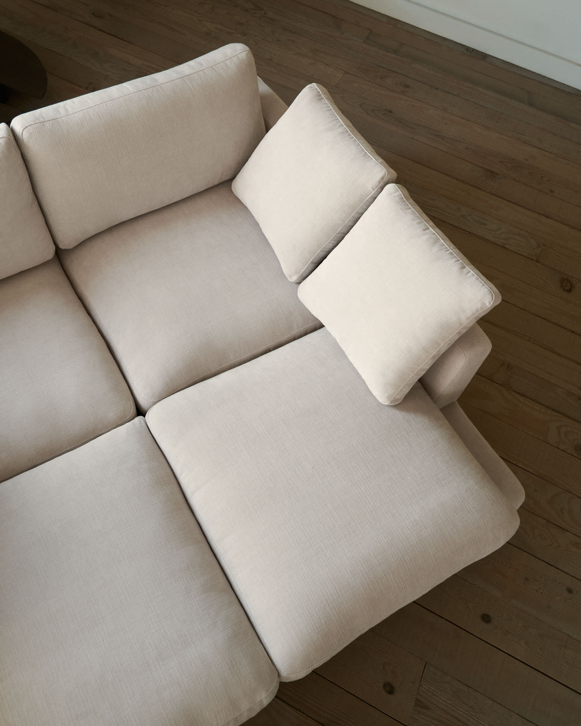 Erleben Sie das Gala 3-Sitzer Sofa in elegantem Beige mit doppelter Chaiselongue – ideal für entspannte Stunden und modernes Wohnen.