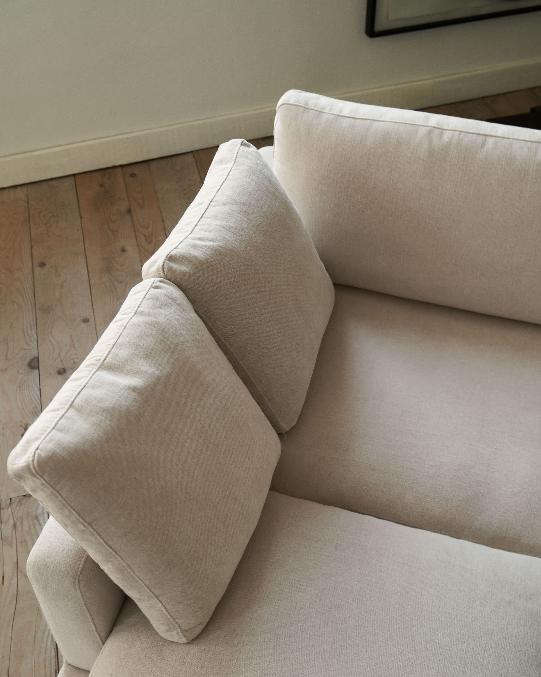 Entdecken Sie das stilvolle Gala 3-Sitzer Sofa in Beige mit doppelter Chaiselongue – der perfekte Ort für Komfort und geselliges Beisammensein.
