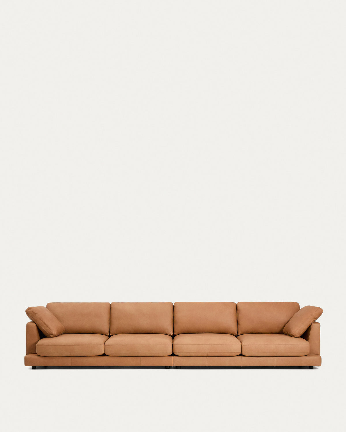 6-Sitzer-Sofa Gala in braunem Leder, 390 cm in Braun präsentiert im Onlineshop von KAQTU Design AG. 5er Sofa ist von Kave Home