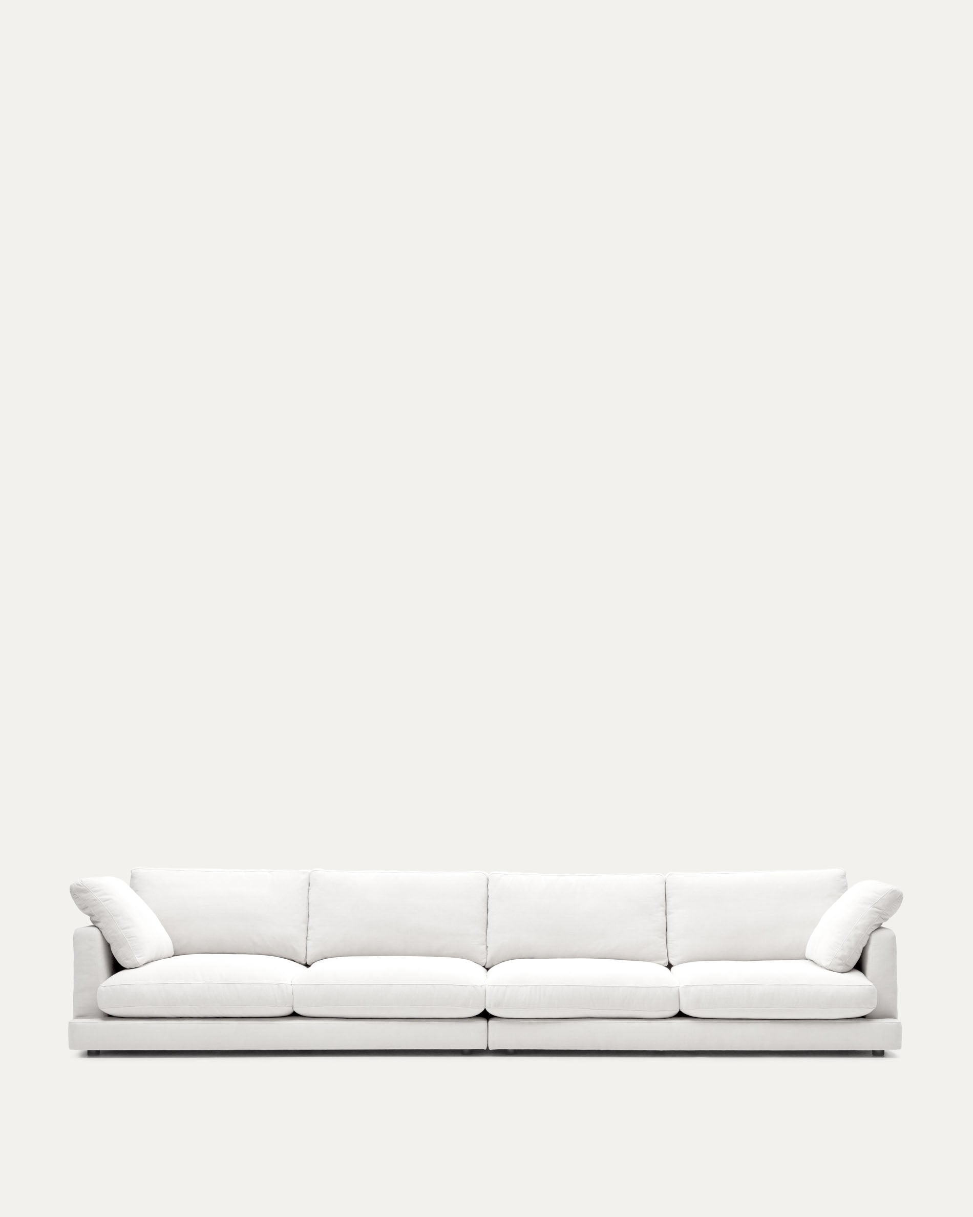 Entdecken Sie das elegante Gala 6-Sitzer-Sofa in Weiß von Kave Home. Modernes Design, antibakterieller Stoff, optimaler Komfort für Ihr Wohnzimmer.