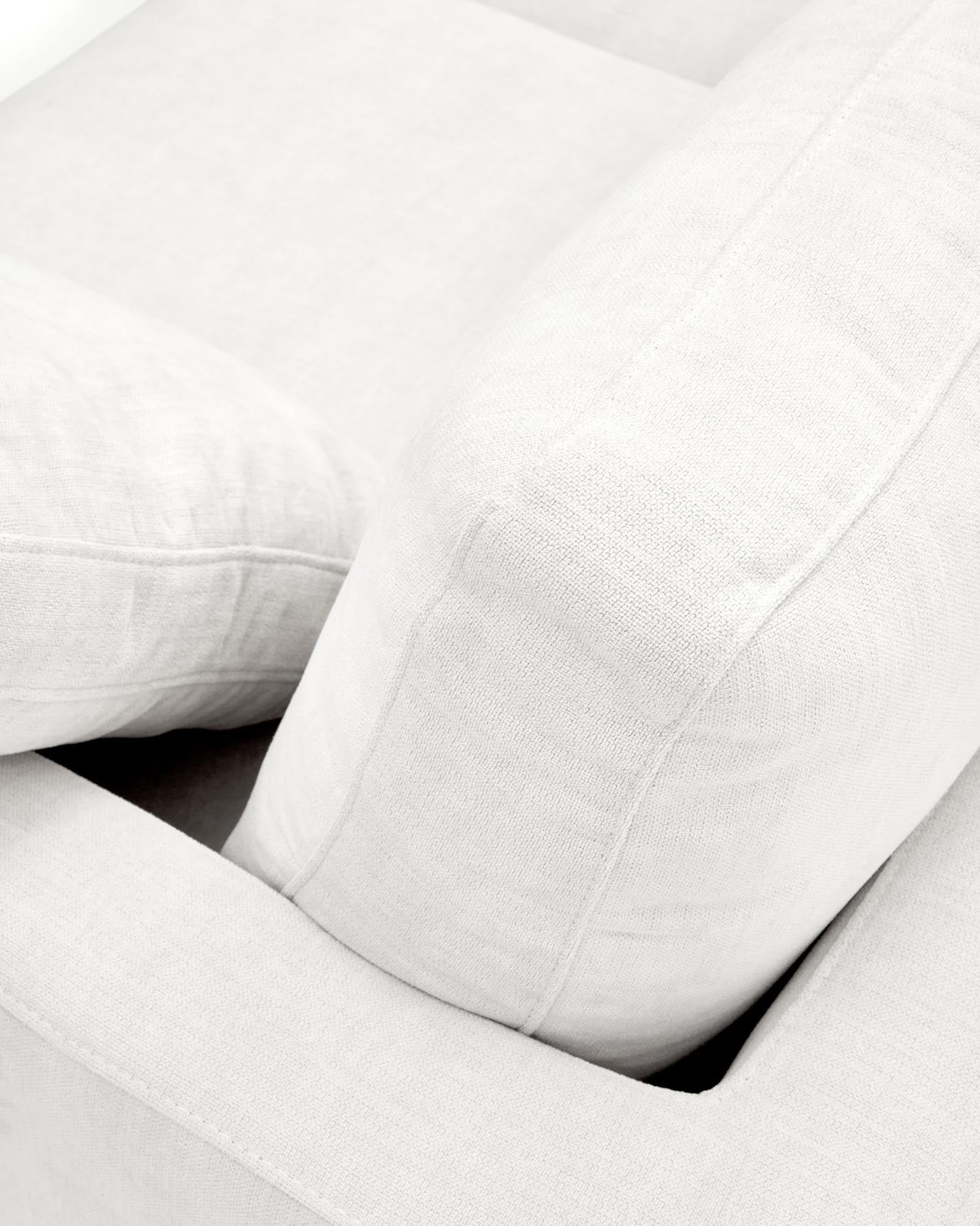 Entdecken Sie das Gala 6-Sitzer-Sofa in elegantem Weiß von Kave Home. Mit 390 cm bietet es großzügigen Platz und stilvollen Komfort für Ihr Zuhause.