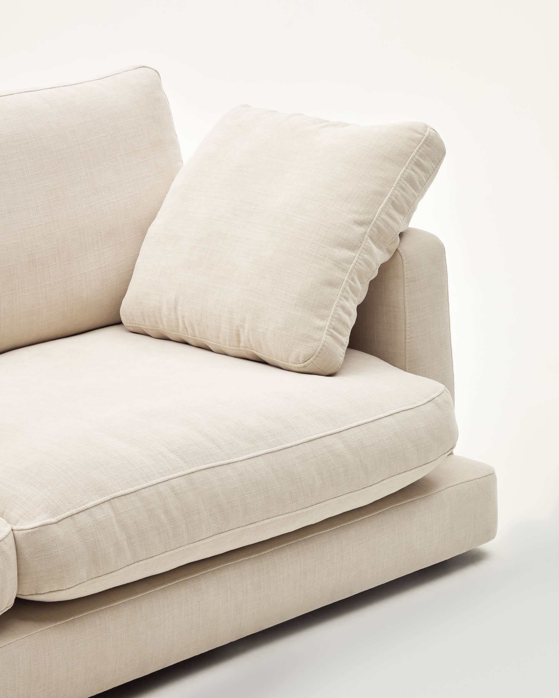 Entdecken Sie das Gala 6-Sitzer-Sofa von Kave Home in stilvollem Beige. Perfekt für Familien, bietet es Komfort, antibakterielle Eigenschaften und elegantes Design.