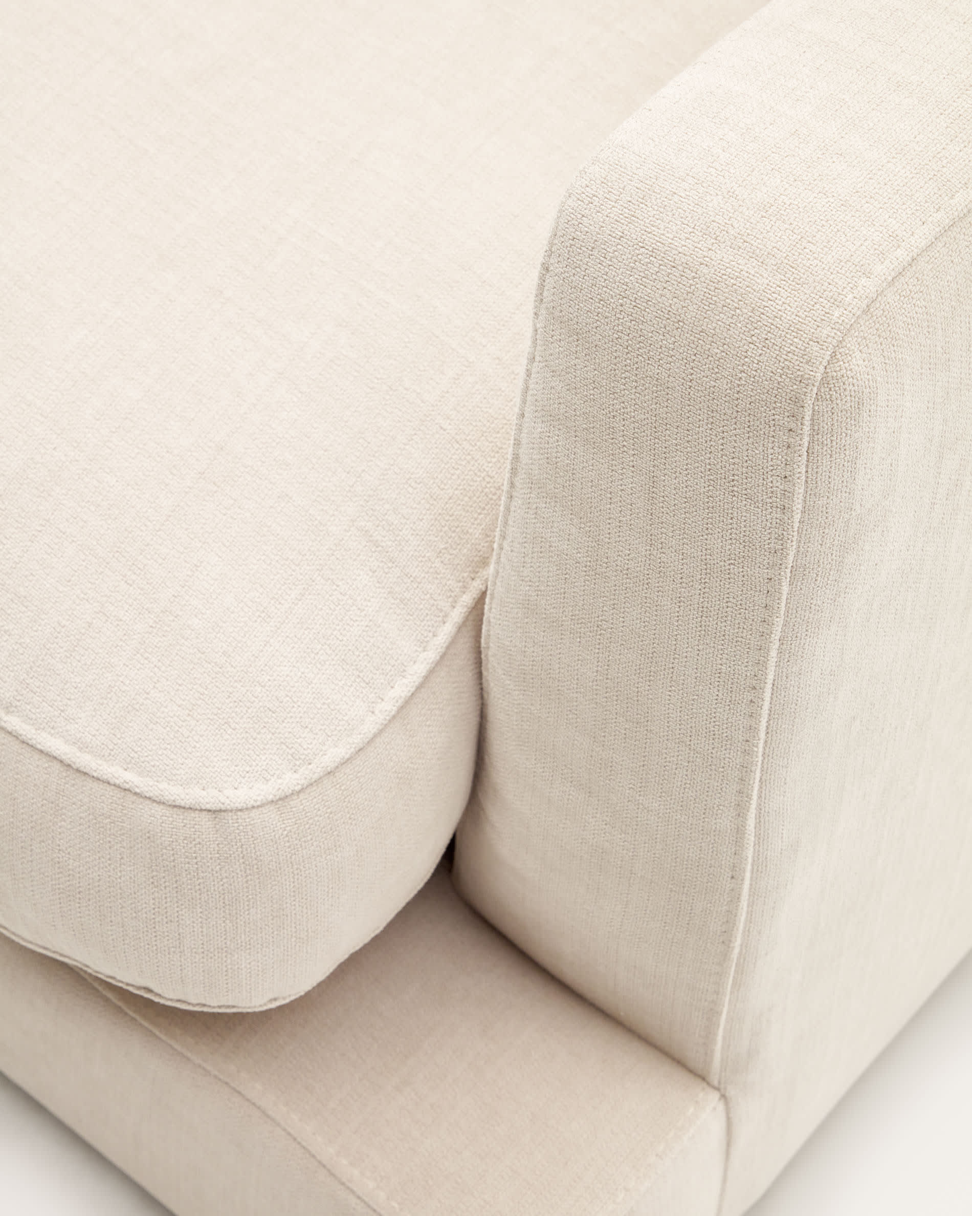 Entdecken Sie das Gala 6-Sitzer-Sofa von Kave Home in stilvollem Beige. Perfekt für Familien, bietet es Komfort, antibakterielle Eigenschaften und elegantes Design.