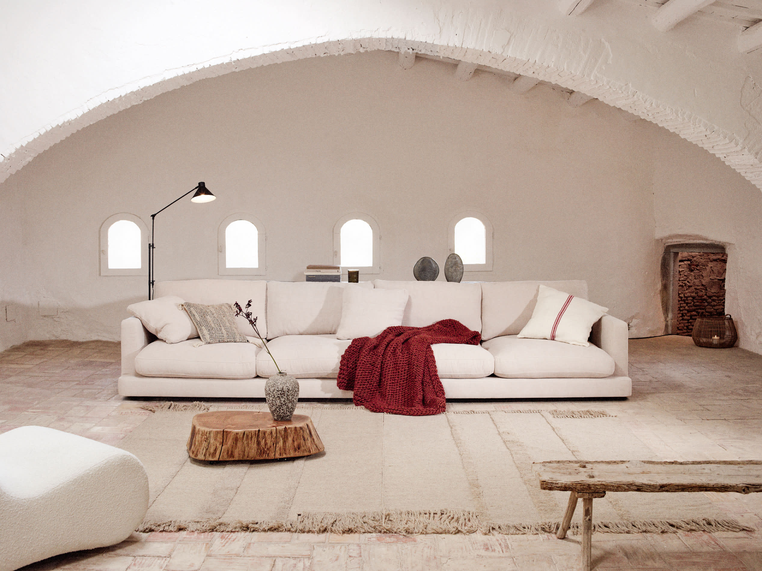 Erleben Sie das Gala 6-Sitzer-Sofa von Kave Home in edlem Beige. Ideal für gesellige Runden, vereint es Komfort, Hygiene und zeitloses Design.