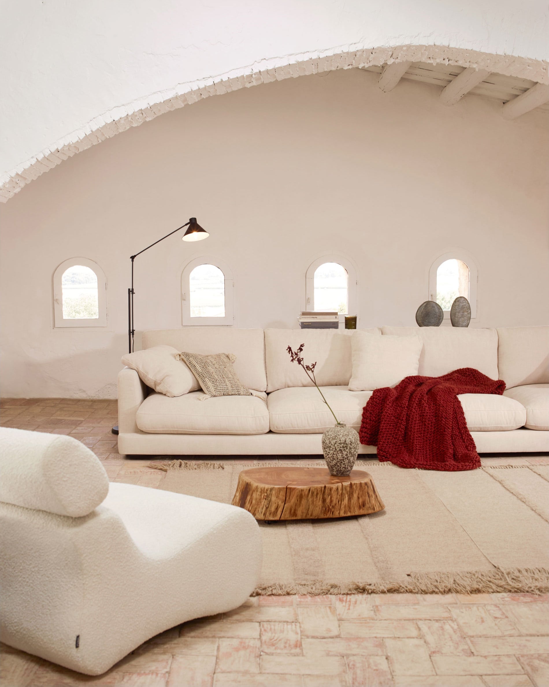 Entdecken Sie das Gala 6-Sitzer-Sofa von Kave Home in stilvollem Beige. Perfekt für Familien, bietet es Komfort, antibakterielle Eigenschaften und elegantes Design.