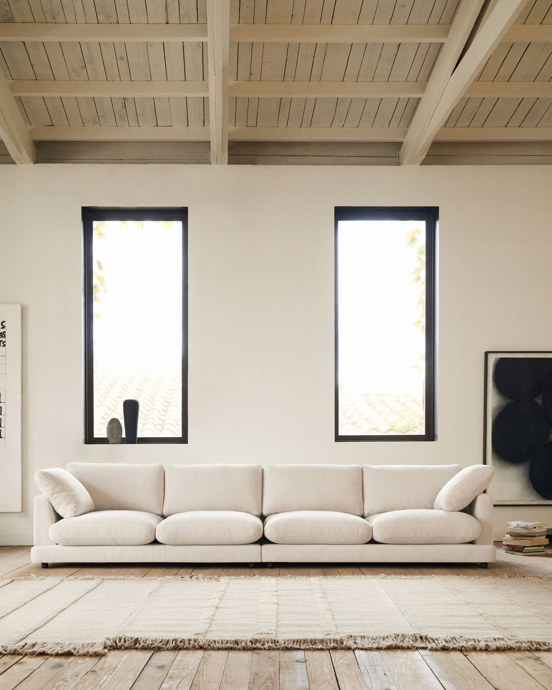 Erleben Sie das Gala 6-Sitzer-Sofa von Kave Home in edlem Beige. Ideal für gesellige Runden, vereint es Komfort, Hygiene und zeitloses Design.