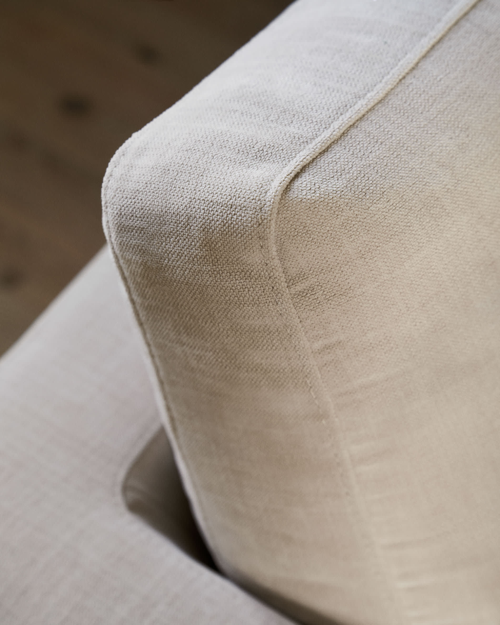 Entdecken Sie das Gala 6-Sitzer-Sofa von Kave Home in stilvollem Beige. Perfekt für Familien, bietet es Komfort, antibakterielle Eigenschaften und elegantes Design.